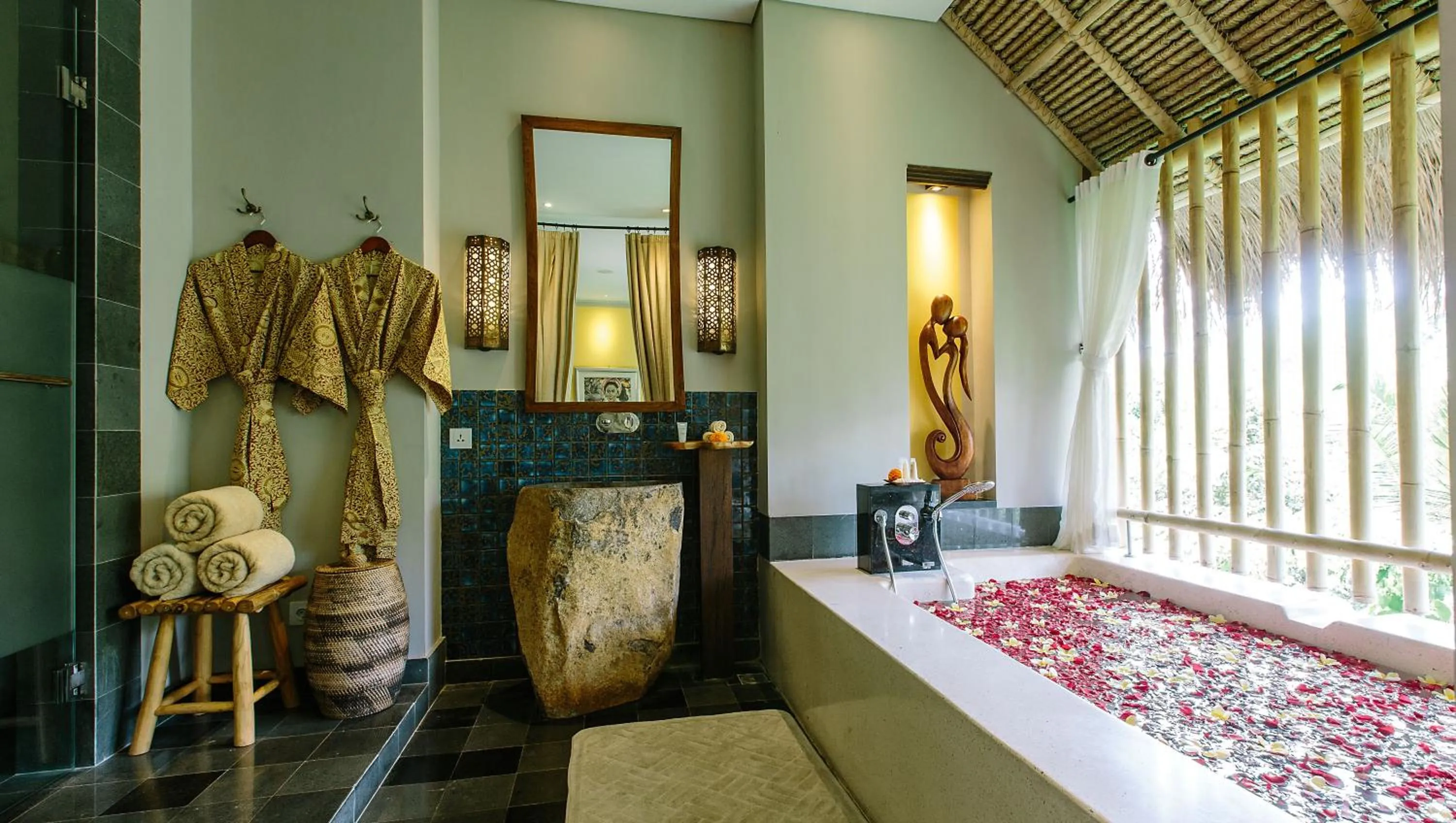 Hot Tub, Bed in Tejaprana Resort & Spa