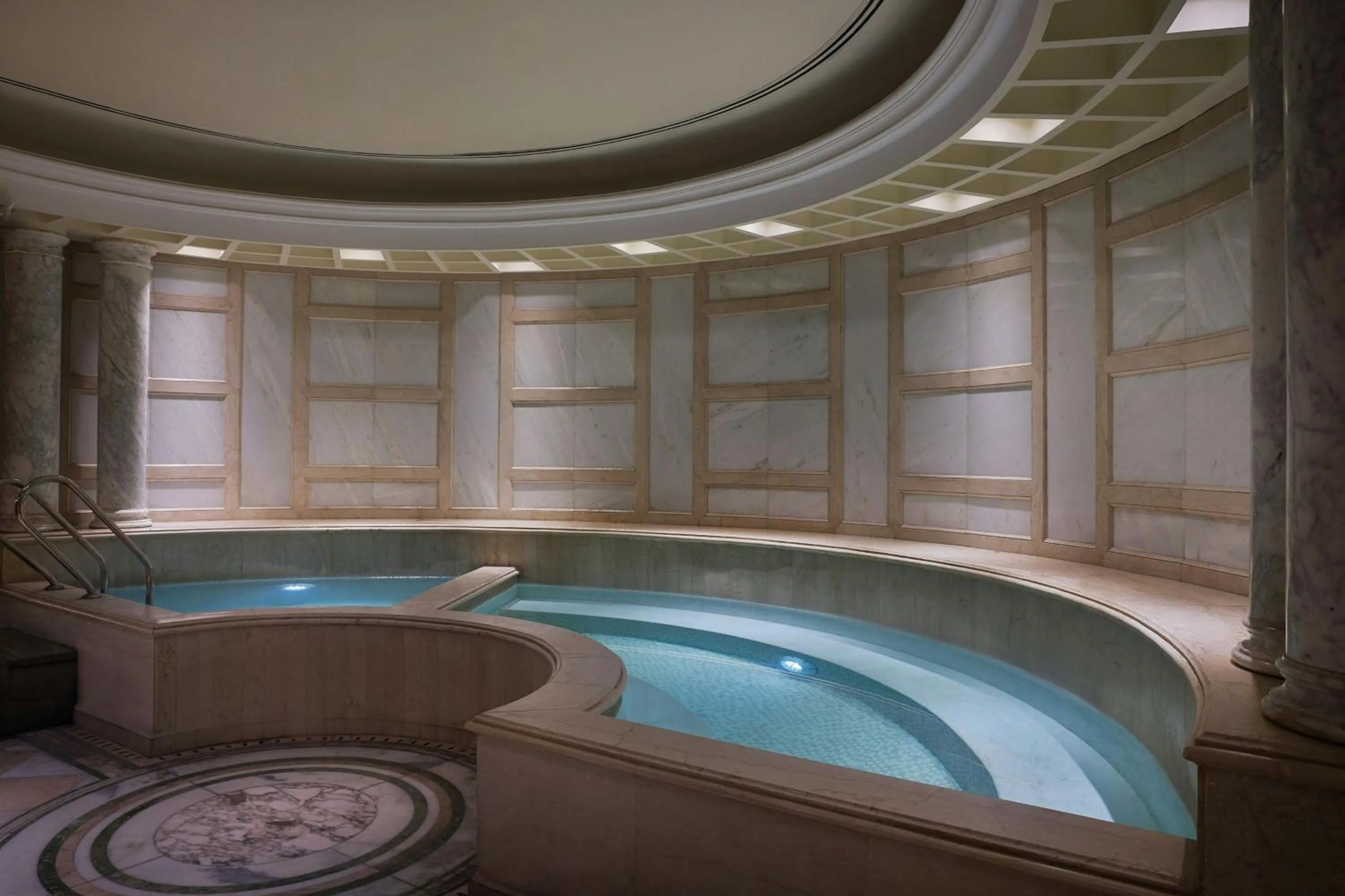 Swimming pool in JW Marriott Hotel Cairo