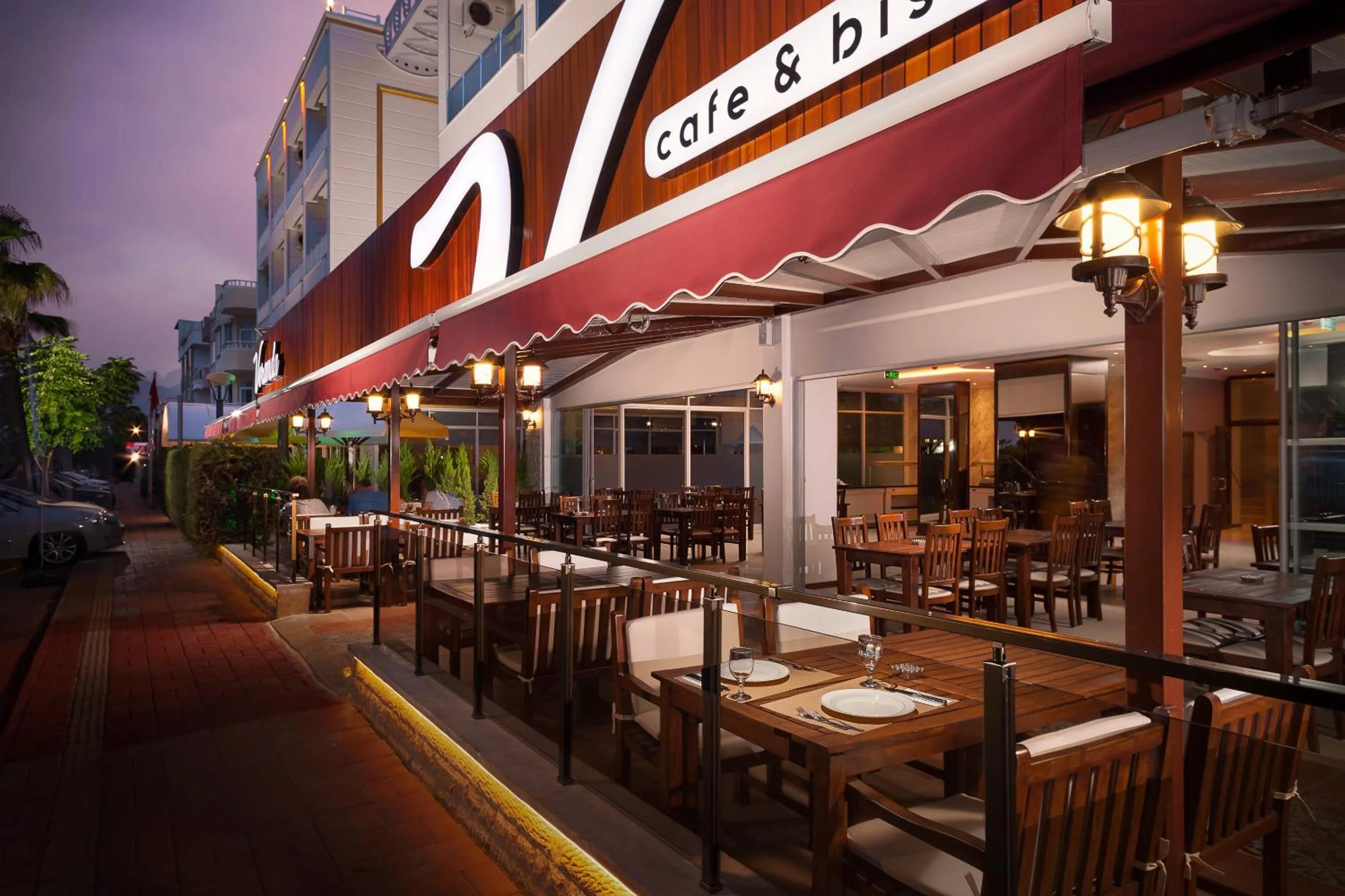 Restaurant/places to eat in Golden Orange Hotel