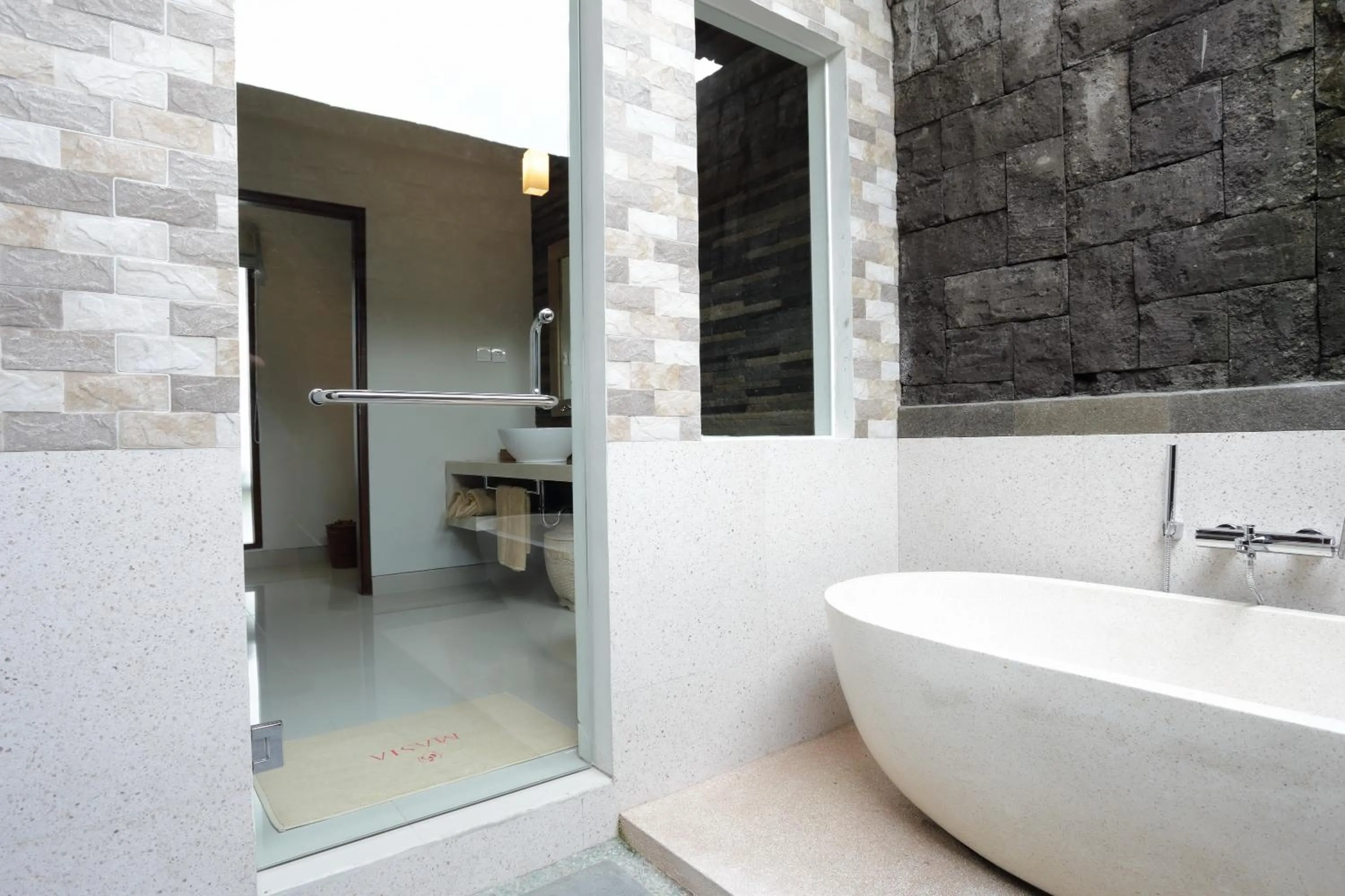 Shower in Masia Villa Ubud