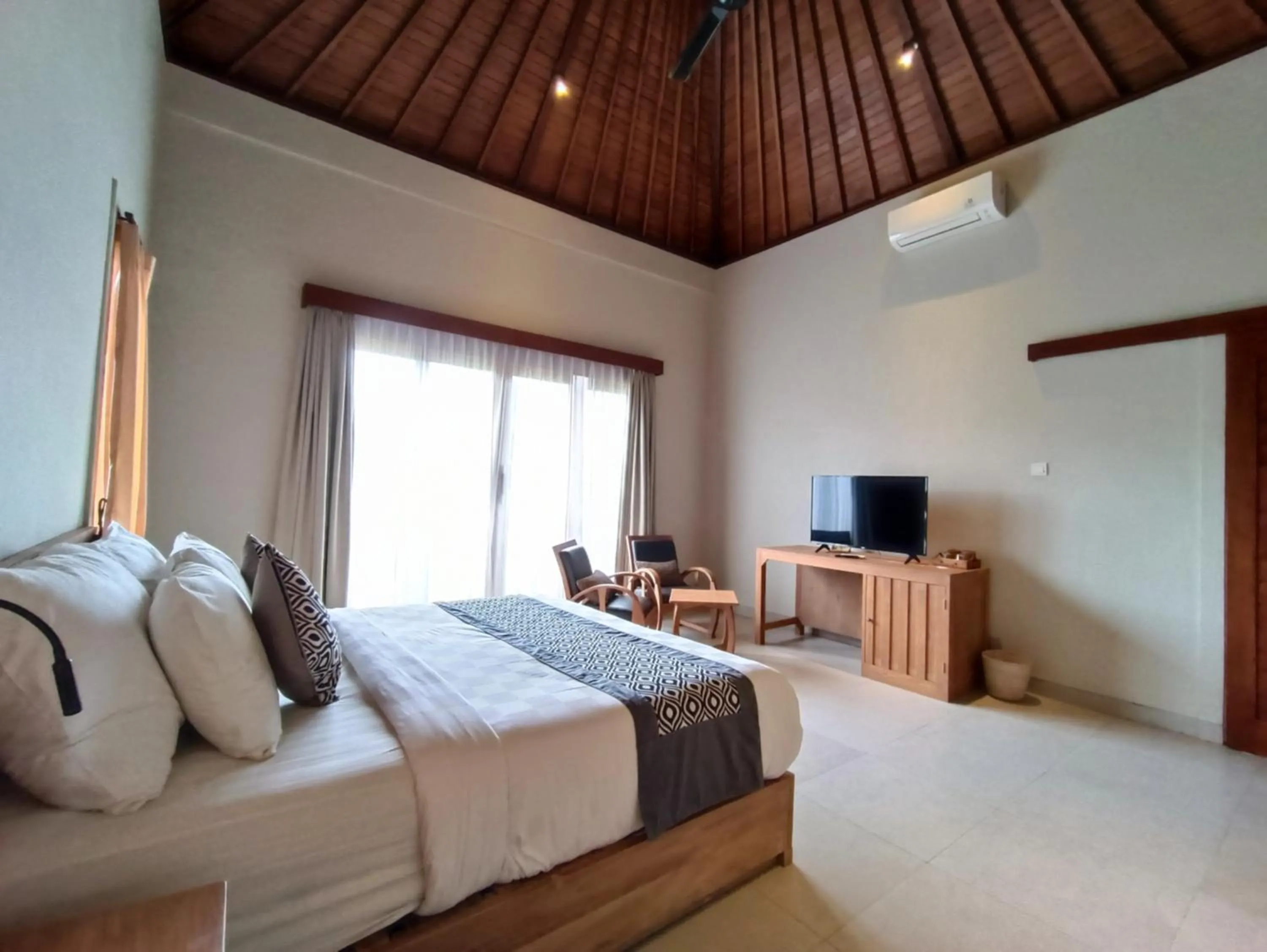 Communal lounge/ TV room, Bed in Masia Villa Ubud