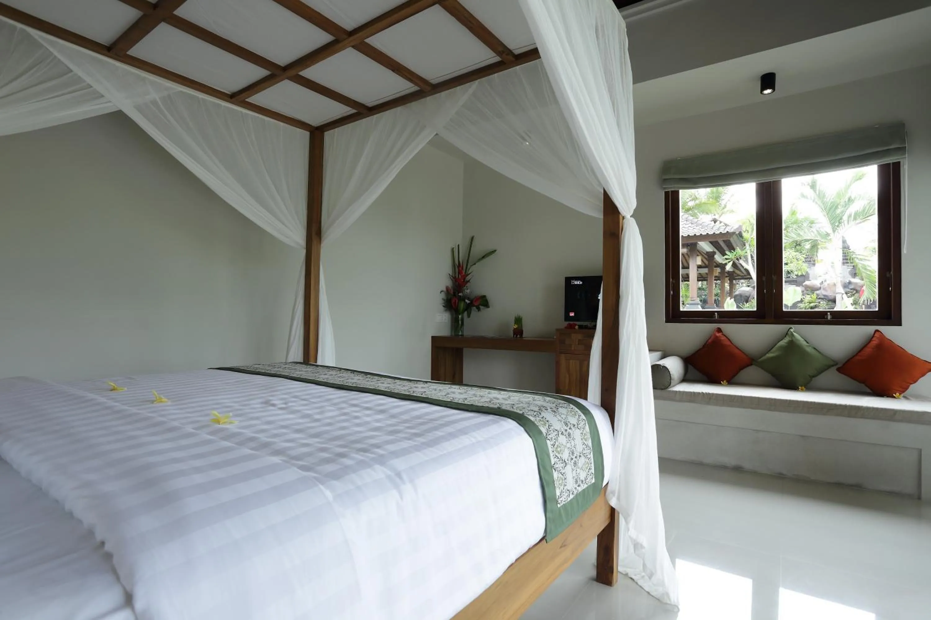 Communal lounge/ TV room, Bed in Masia Villa Ubud