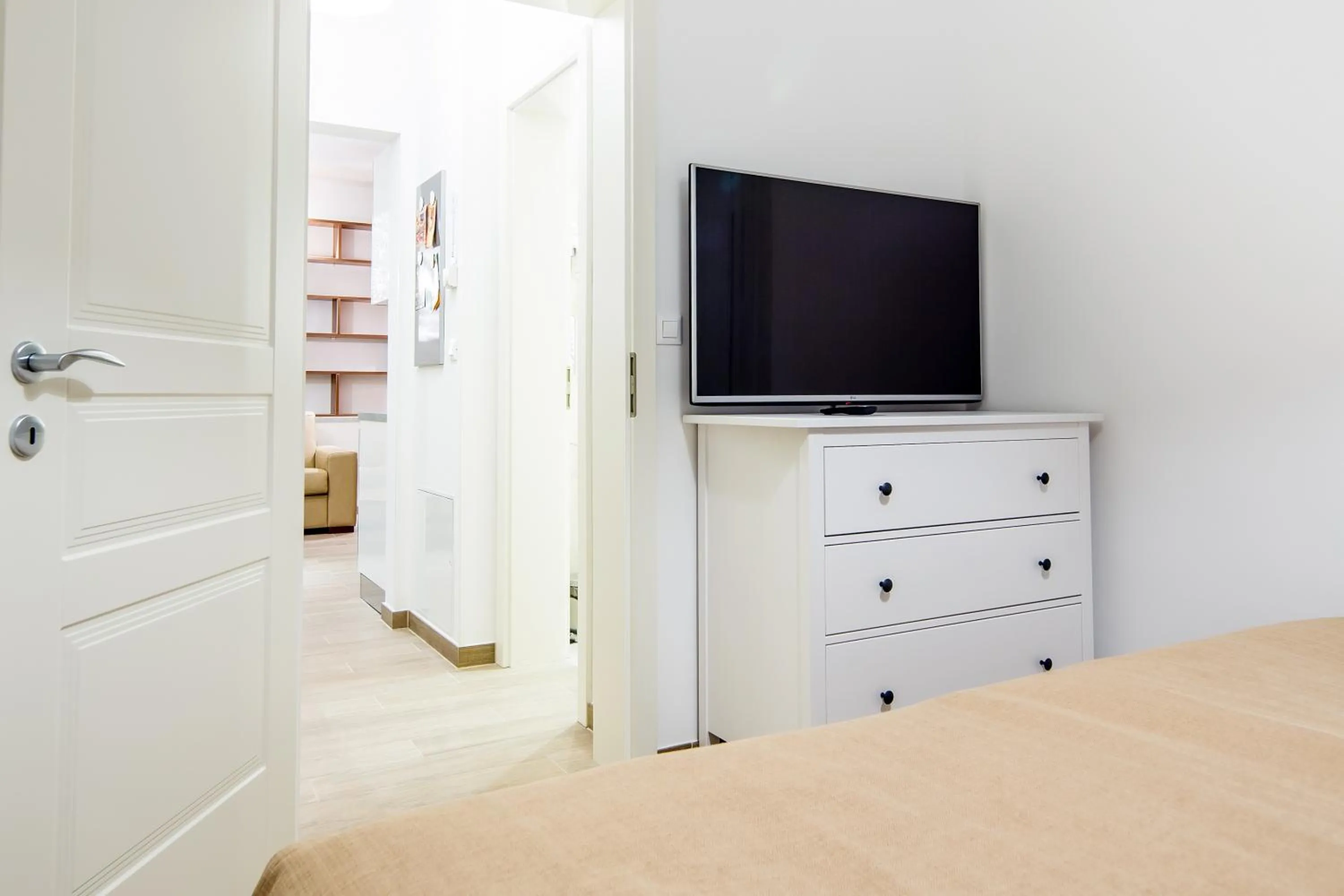 TV and multimedia, Bed in WH Apartments