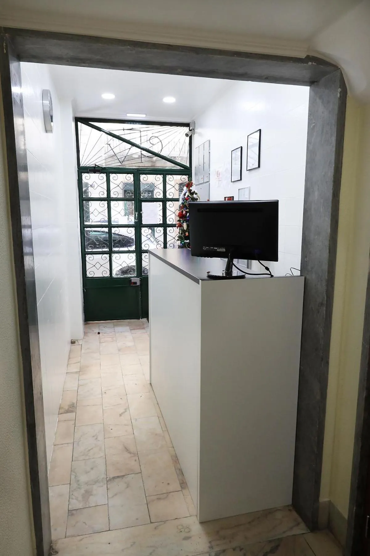 Facade/entrance in lisbon Home host