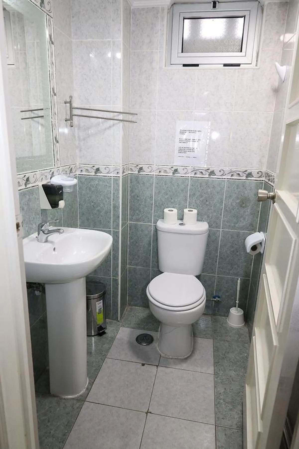 Bathroom in lisbon Home host