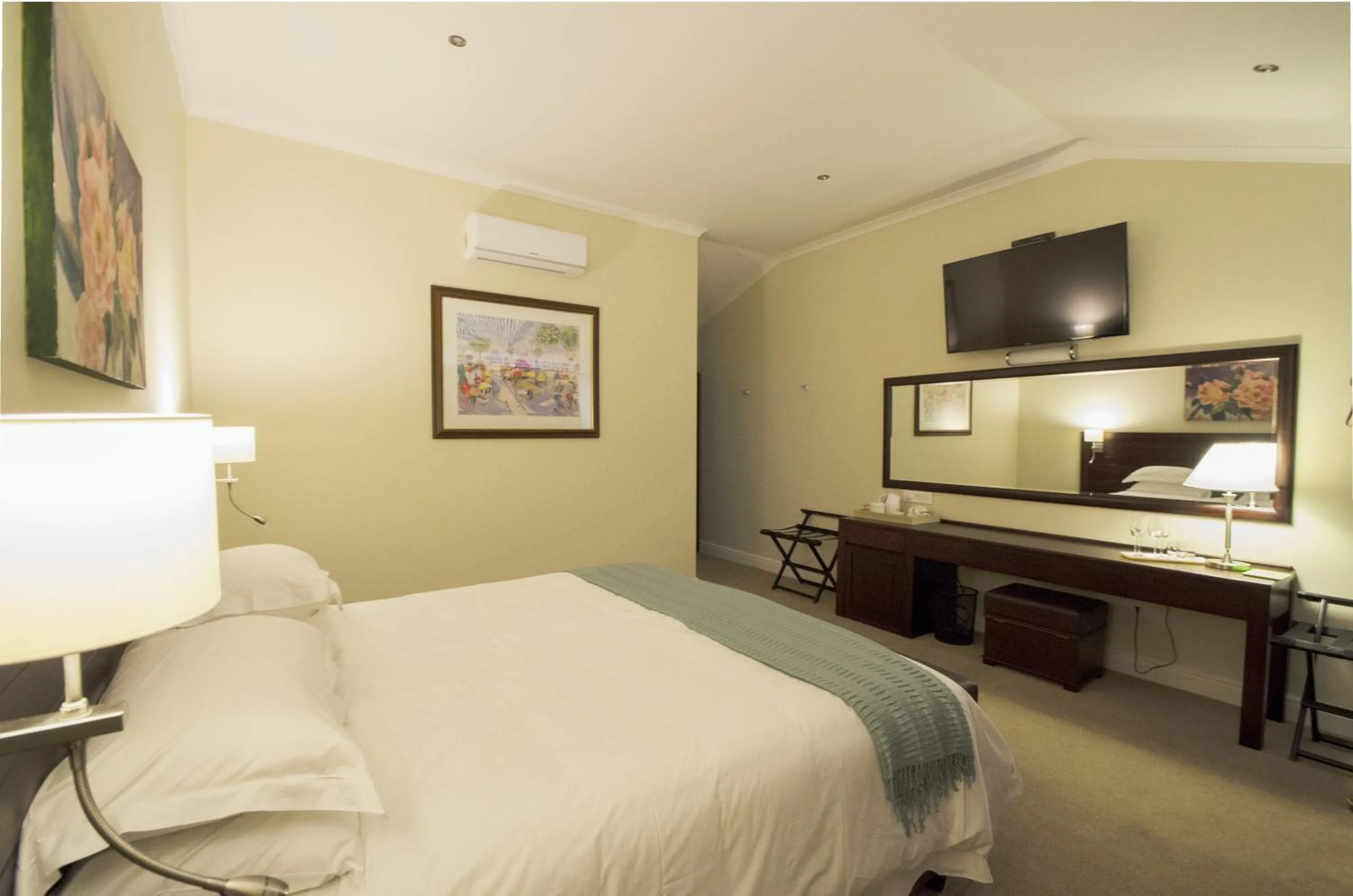 Bedroom, Bed in Clos Malverne Wine Estate