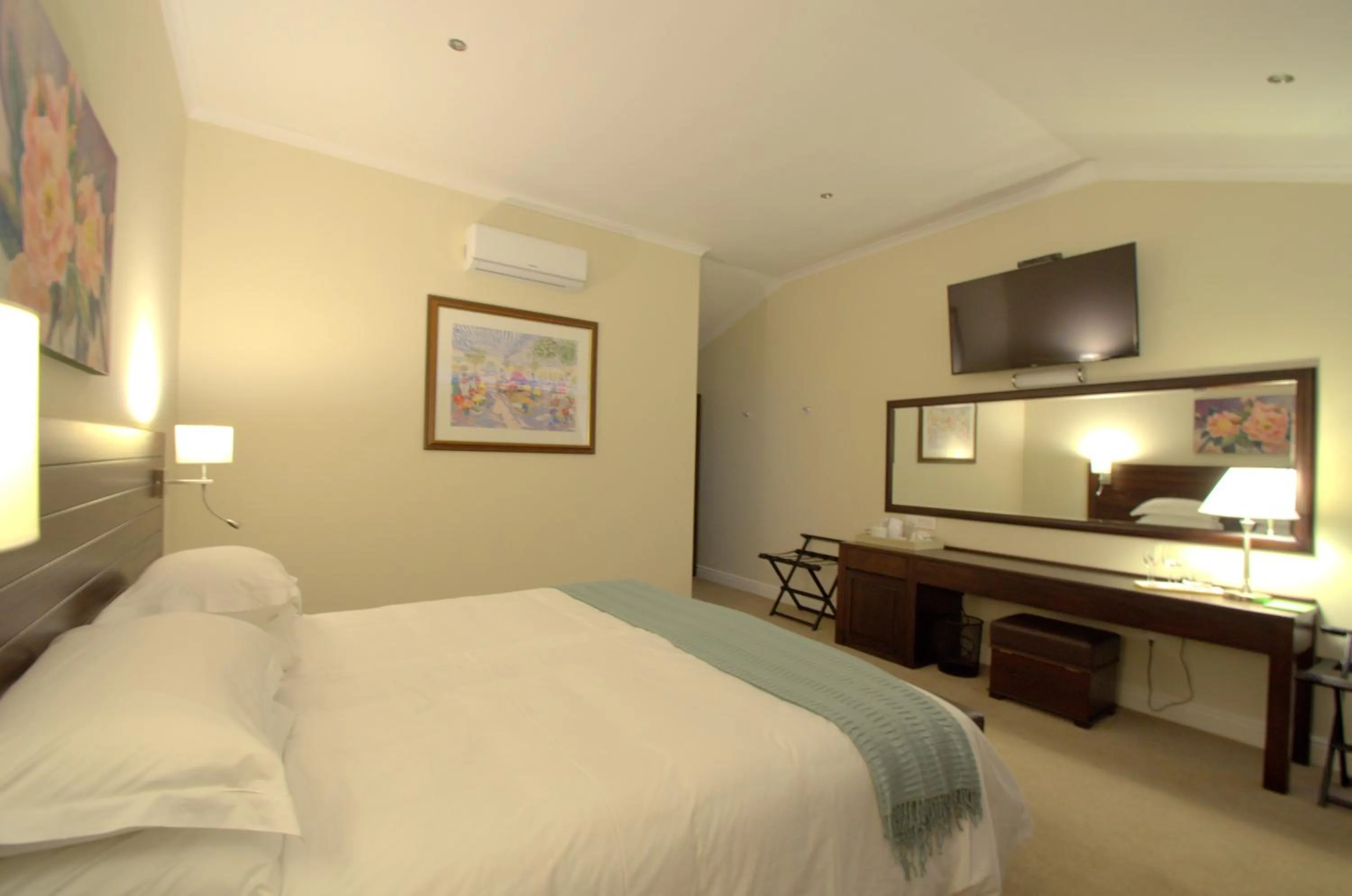 Bedroom, Bed in Clos Malverne Wine Estate