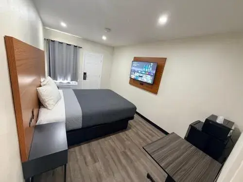 Deluxe Queen Room in Scenic Motel - El Monte Deluxe Queen Room in Scenic Motel - El Monte