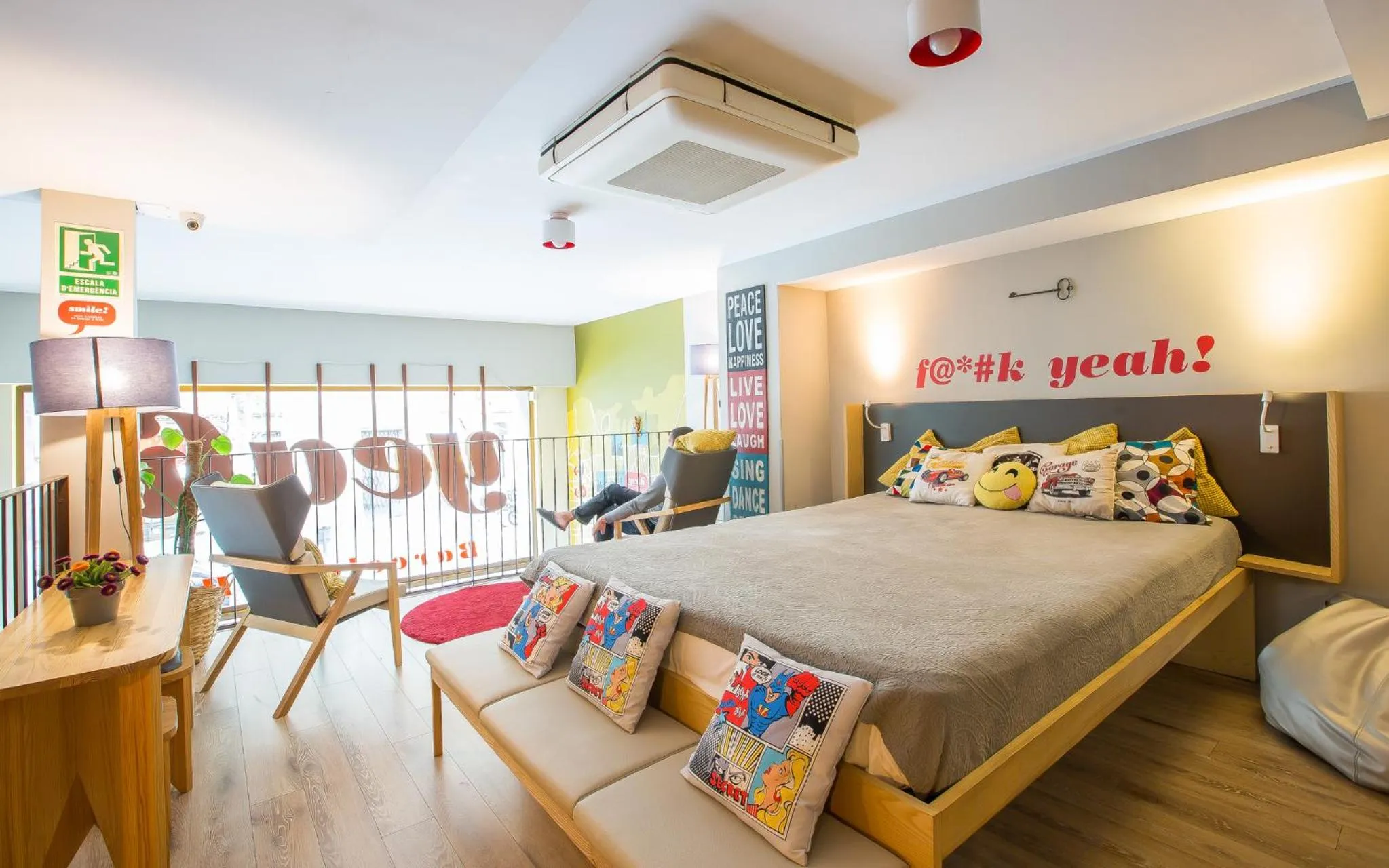 Communal lounge/ TV room, Bed in Yeah Barcelona Hostel