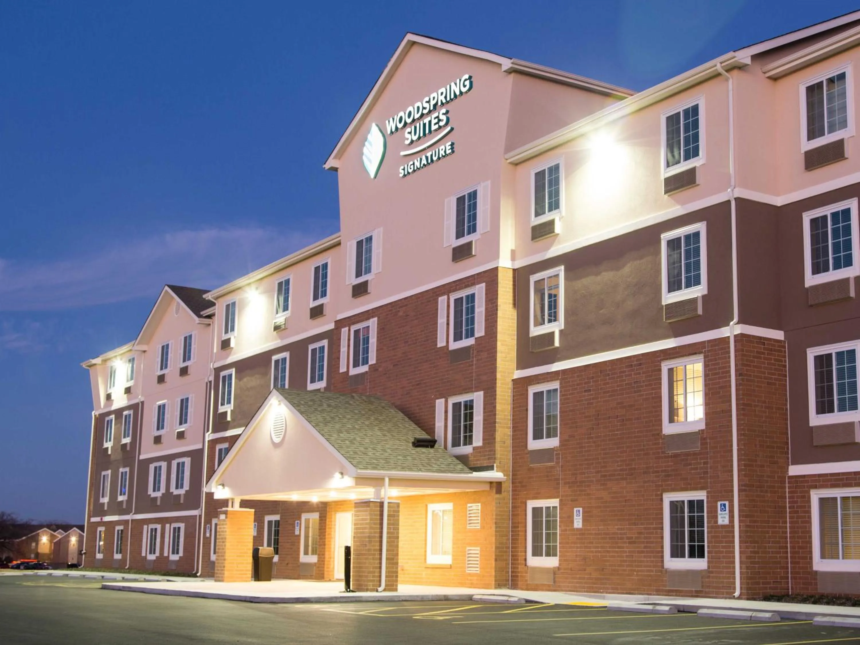Property building in WoodSpring Suites Broken Arrow