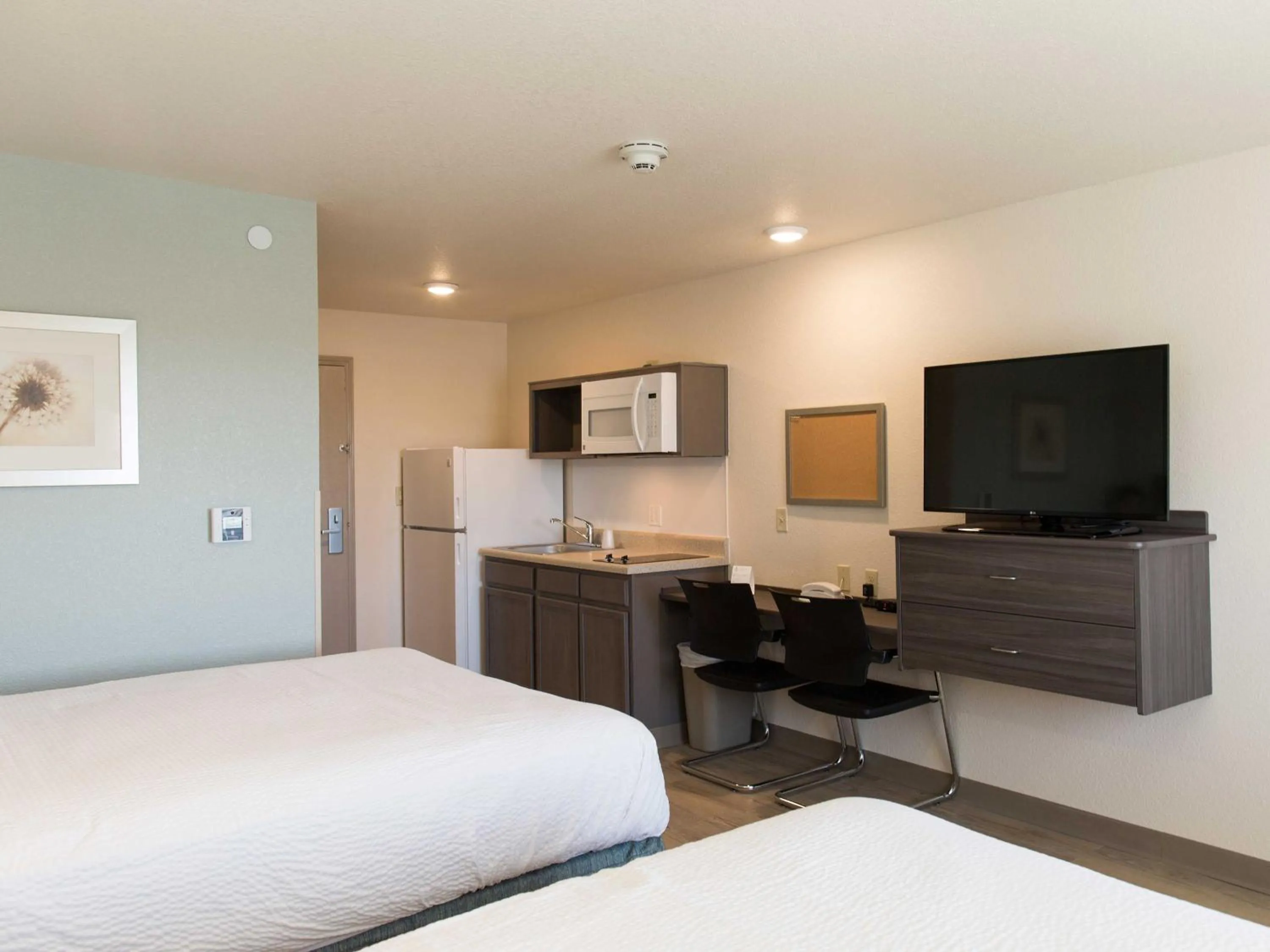 Photo of the whole room, Bed in WoodSpring Suites Broken Arrow