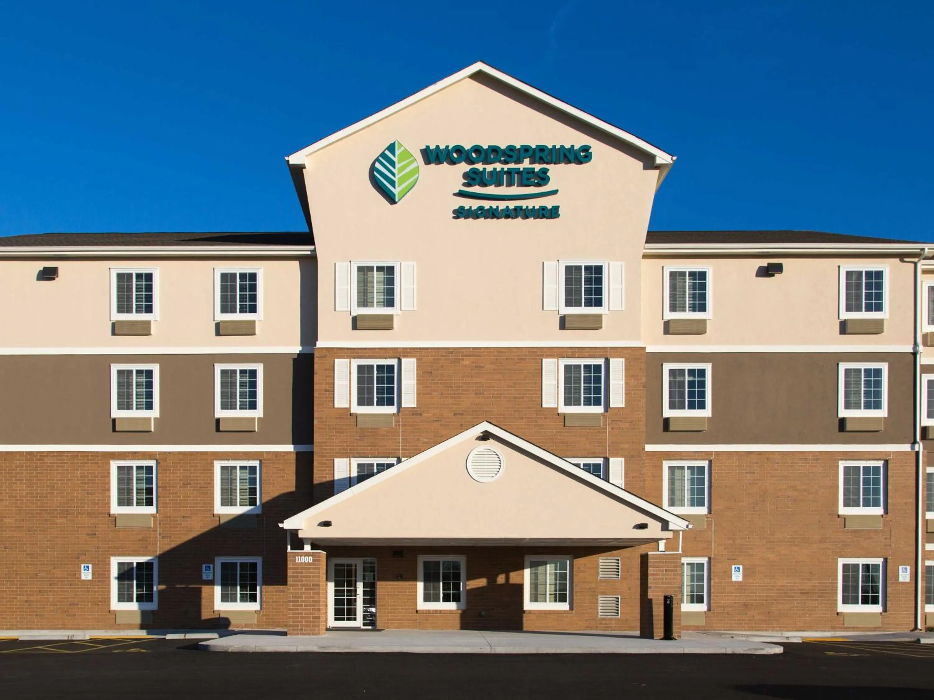 Property building in WoodSpring Suites Broken Arrow