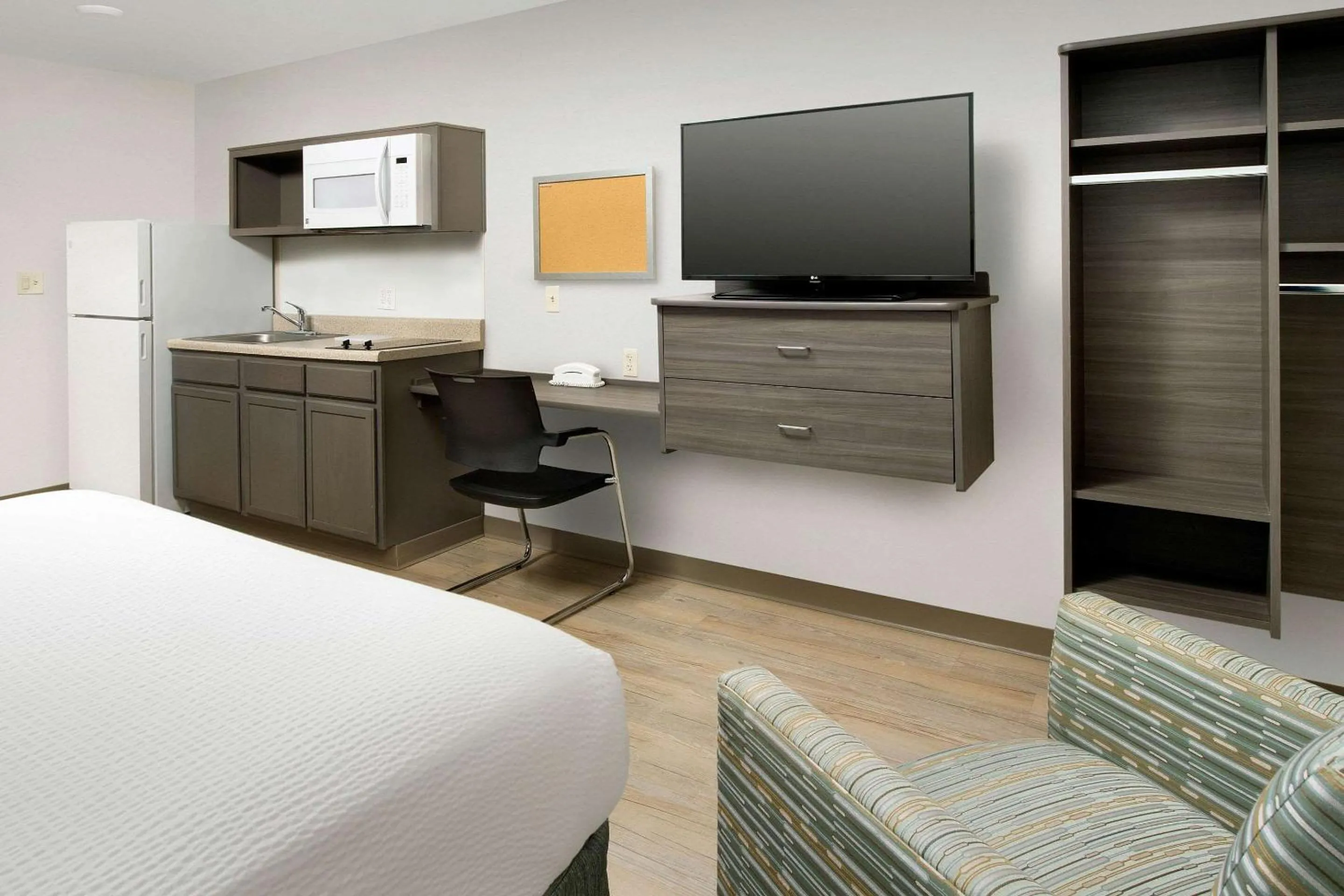 Bedroom, Bed in WoodSpring Suites Broken Arrow