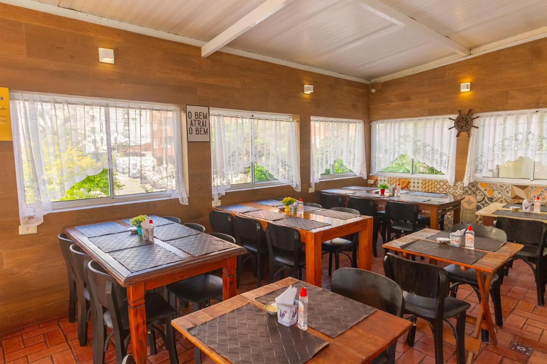 Dining area in Guarujá Hostel