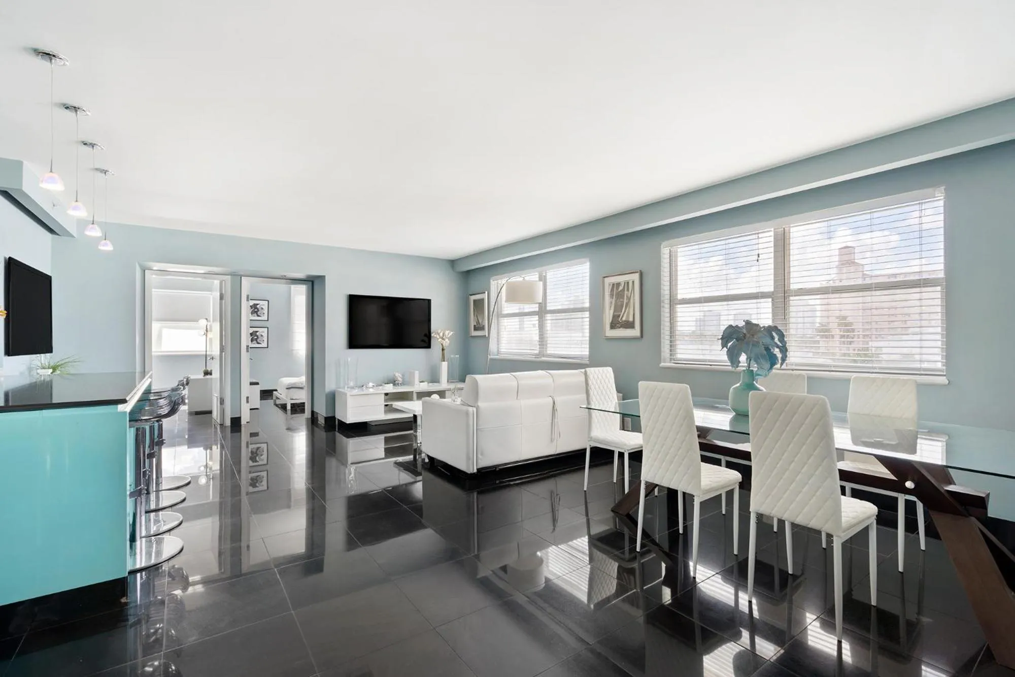 TV and multimedia in Casa Grande Suites on Ocean Drive