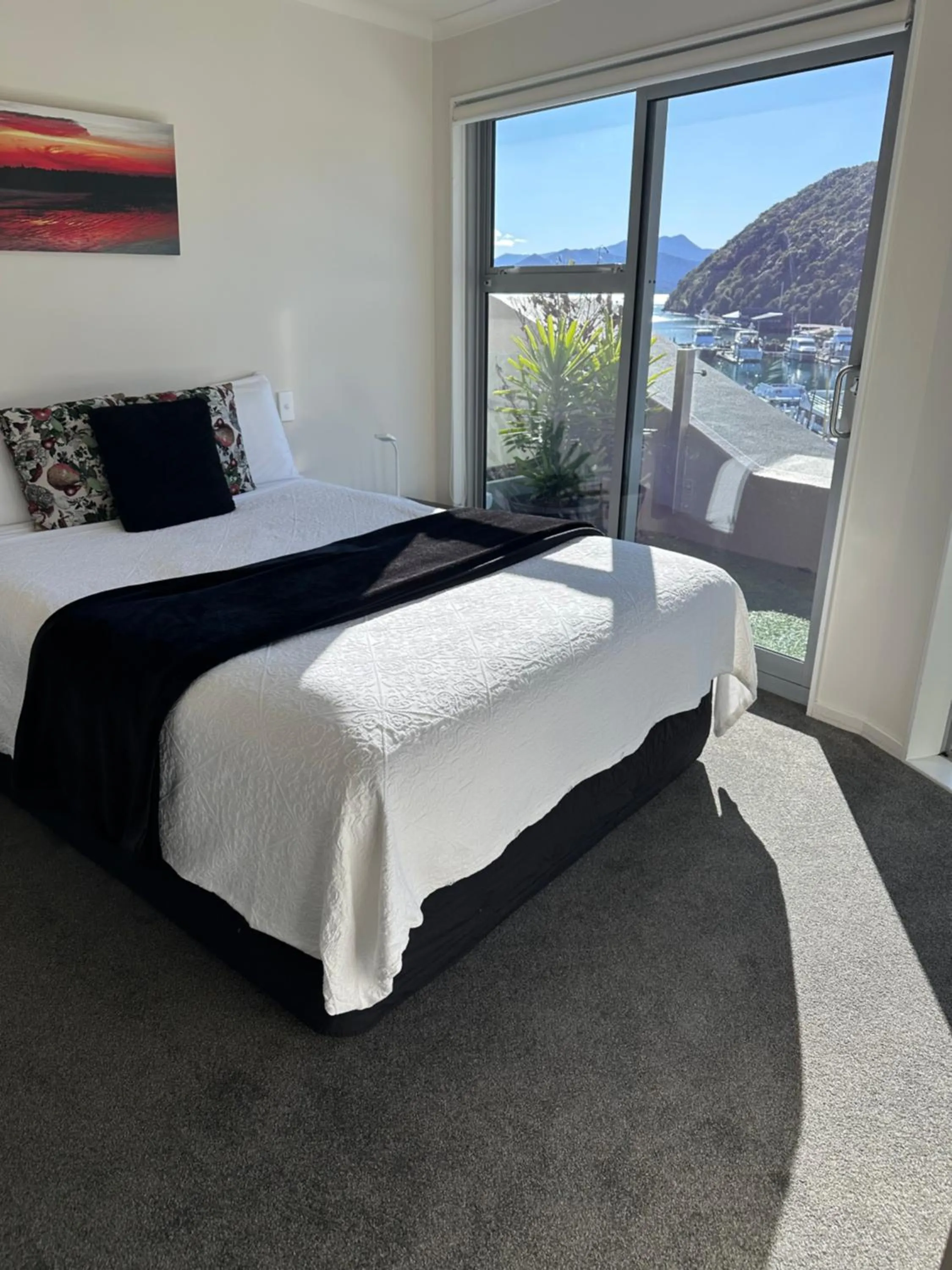 Bedroom, Bed in Picton Waterfront Apartments