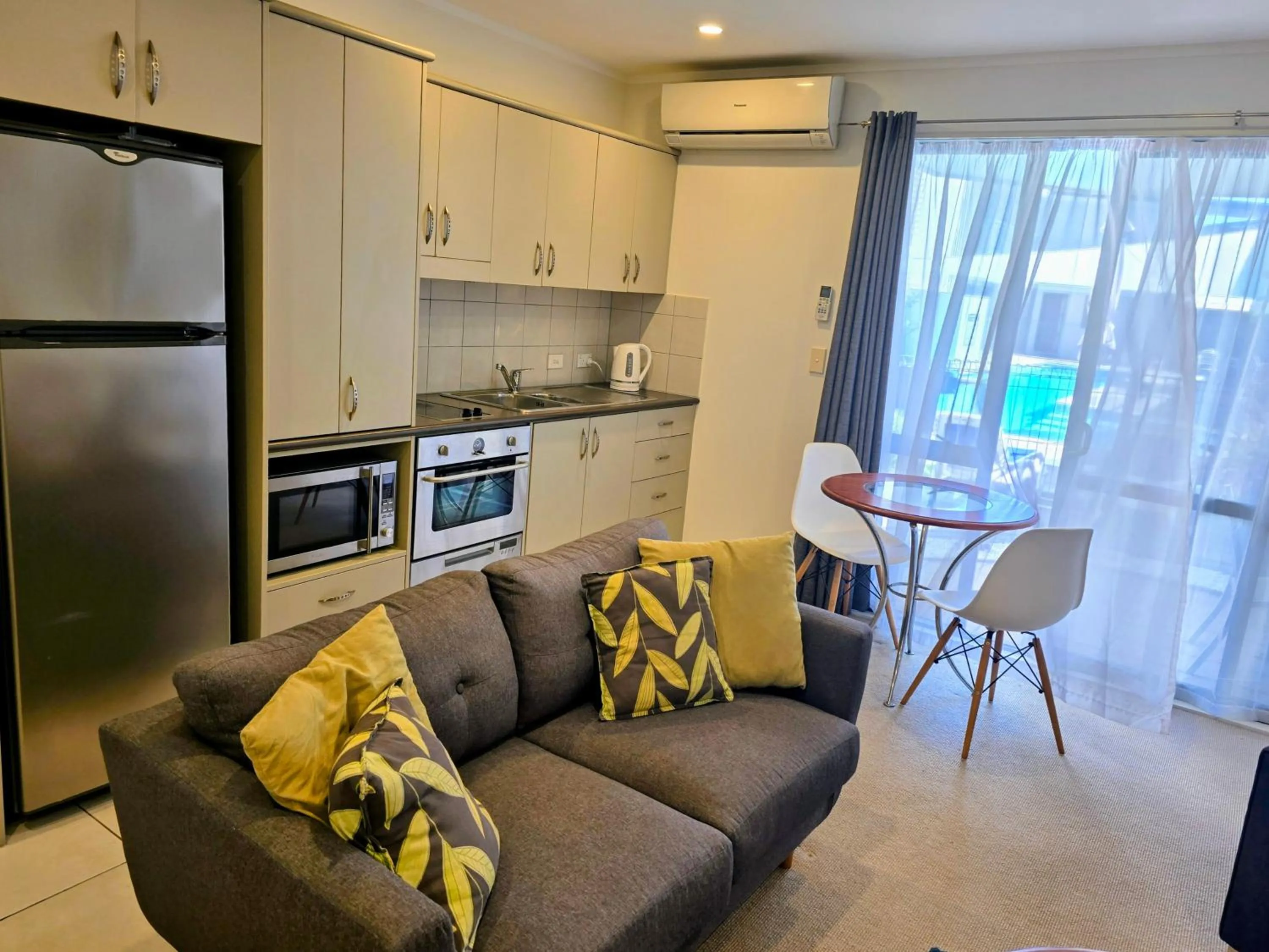 Kitchen or kitchenette in Beachpoint Apartments