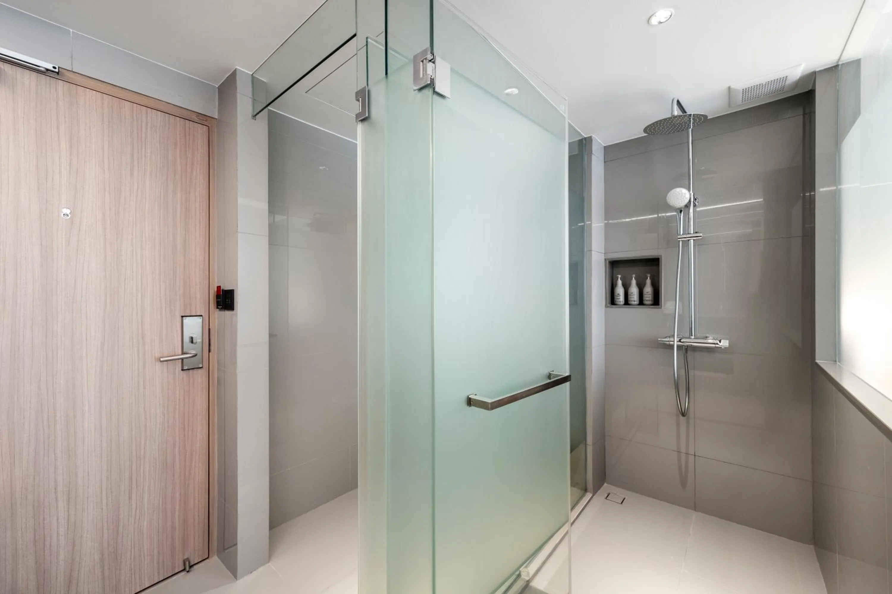 Shower in Maison Hotel Bangkok
