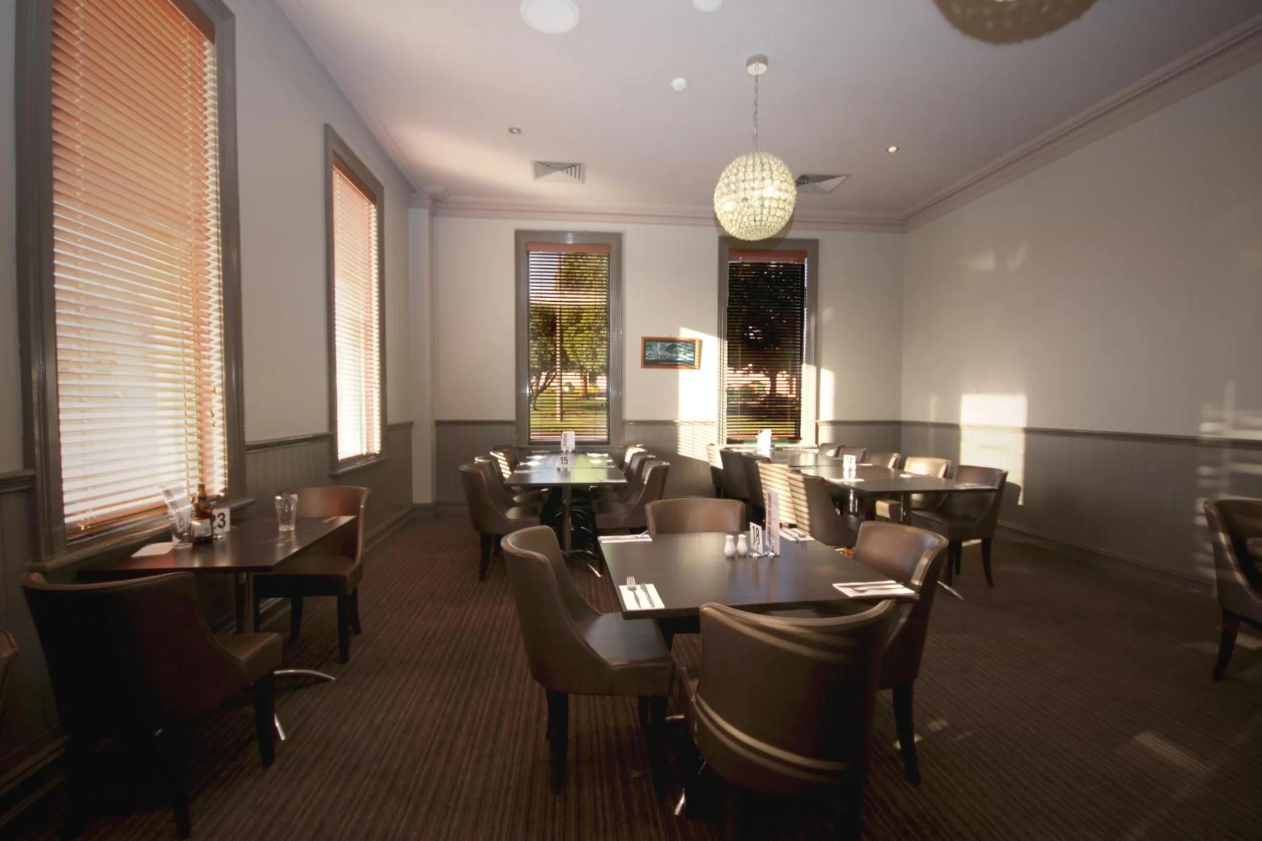 Restaurant/places to eat in Mitchell River Tavern