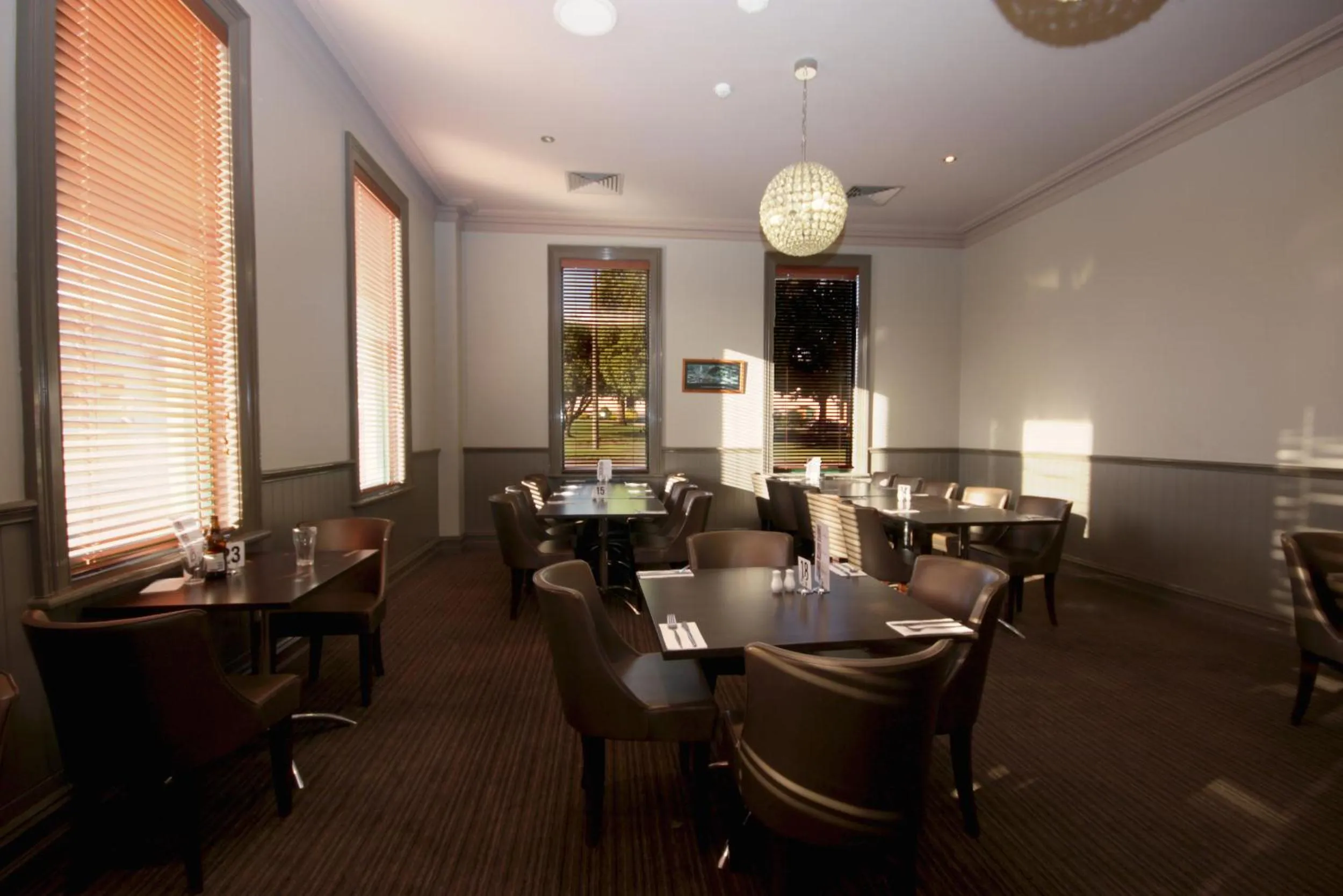 Restaurant/places to eat in Mitchell River Tavern