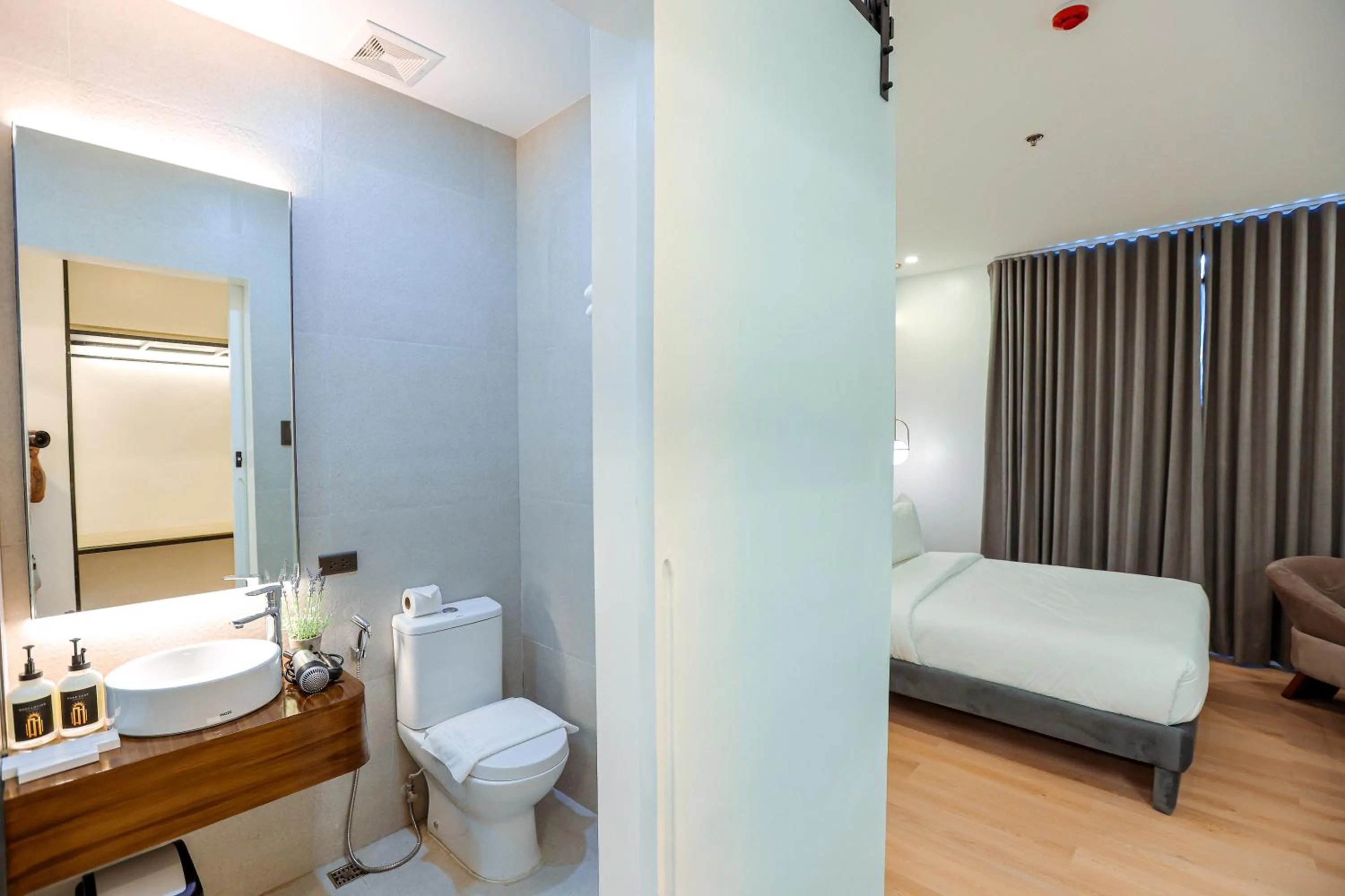 Bathroom, Bed in Azzurro Hotel