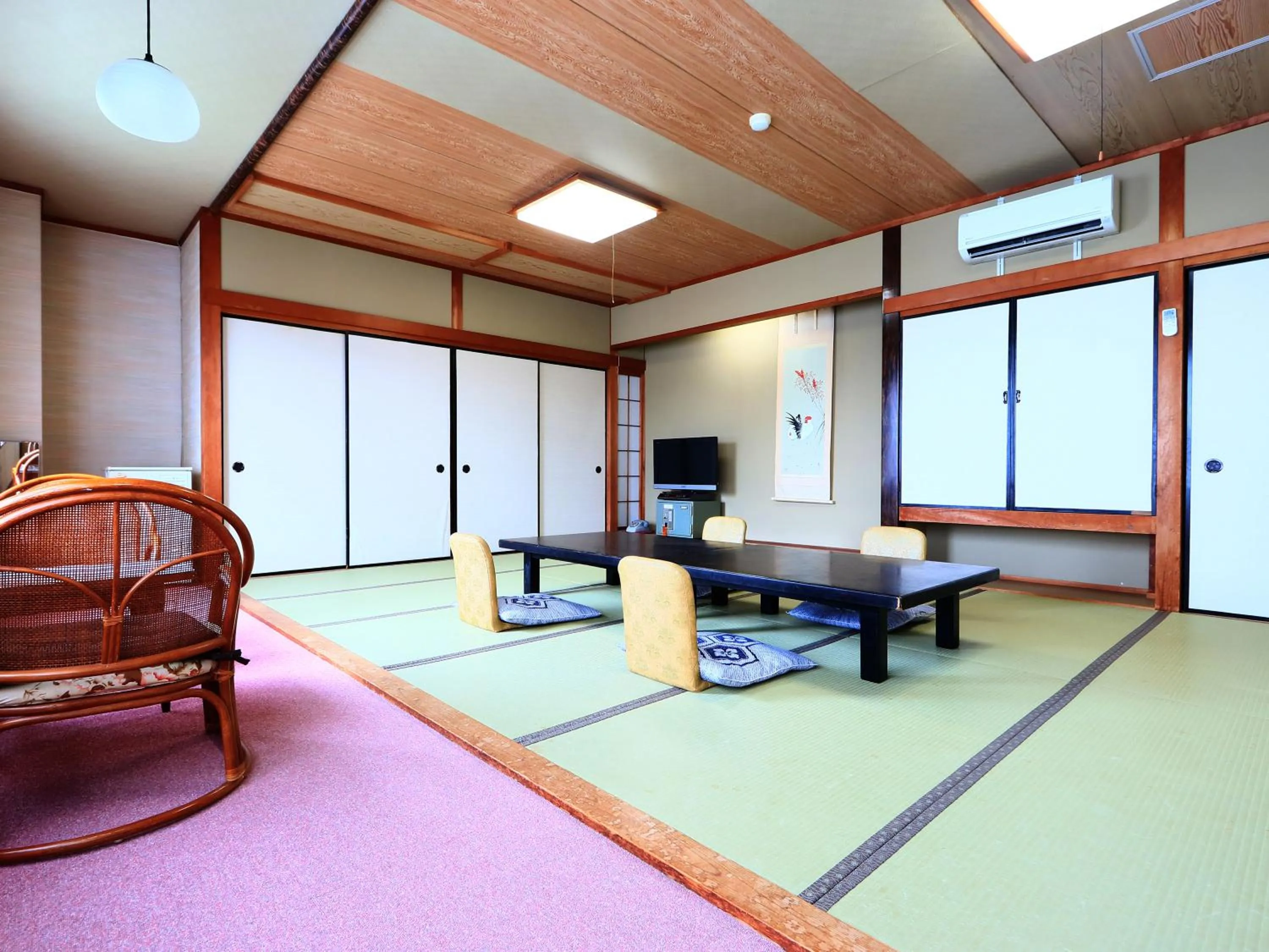 Photo of the whole room in Suzunami