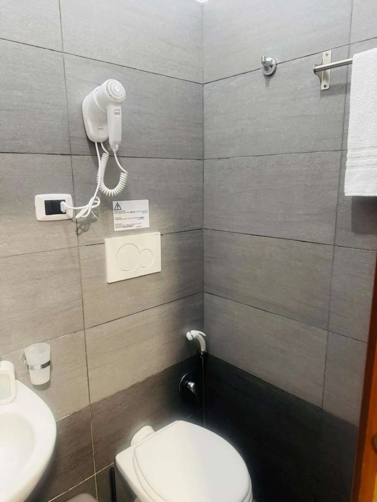 Toilet in Marziah Inn