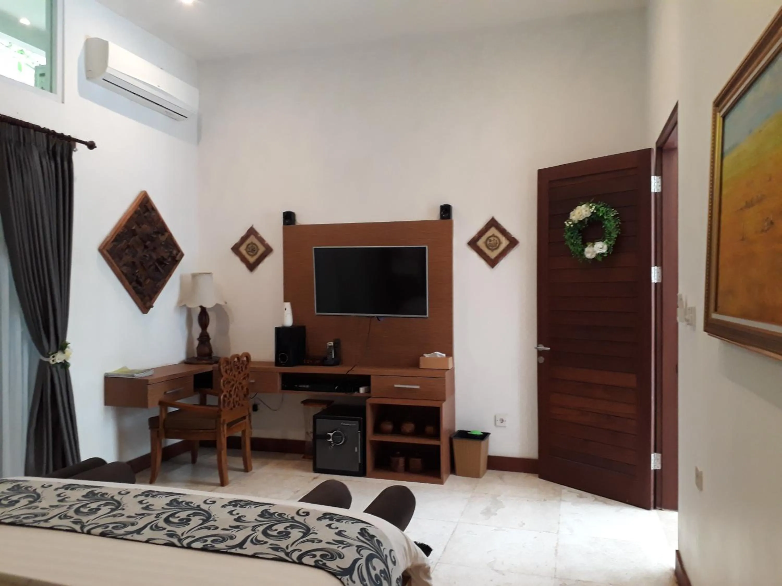 Bedroom, TV/Entertainment Center in Narvik Villa