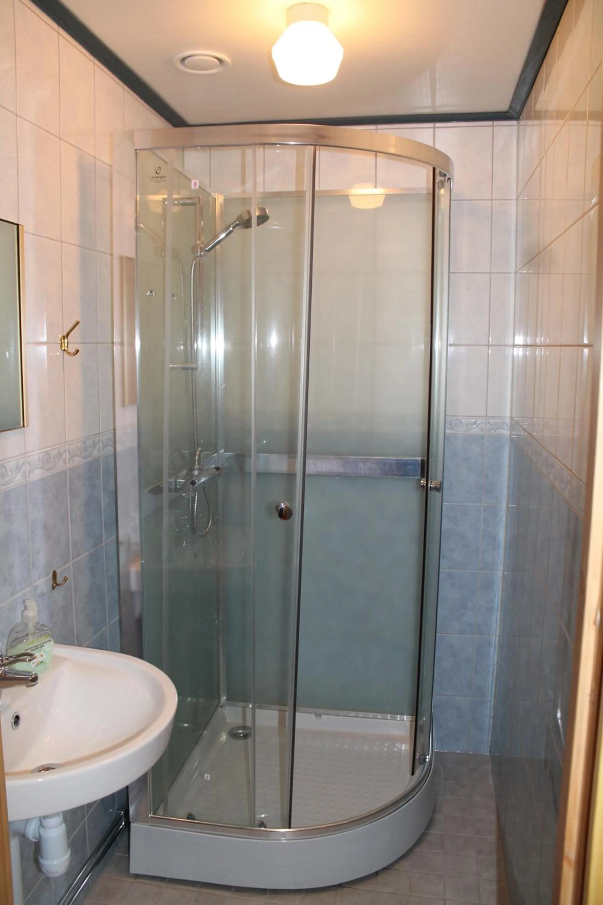 Shower in Trosa Vandrarhem