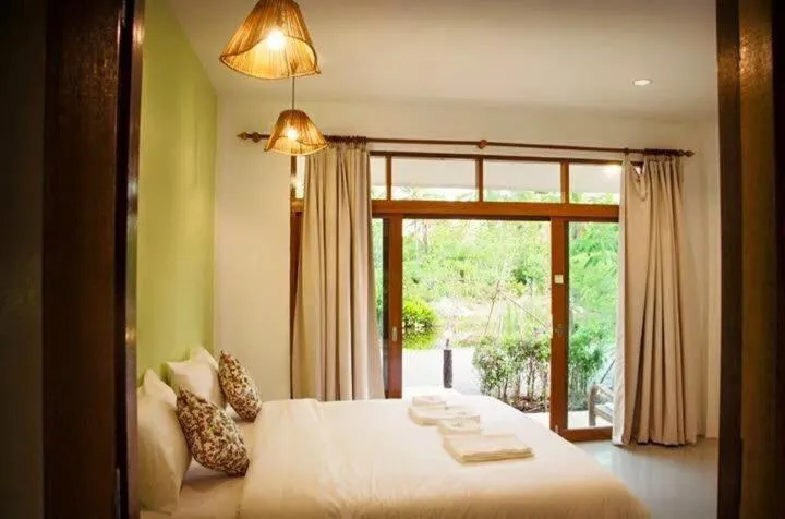 Photo of the whole room, Bed in Ruean Thai Nai Bang by PANSAK Resort