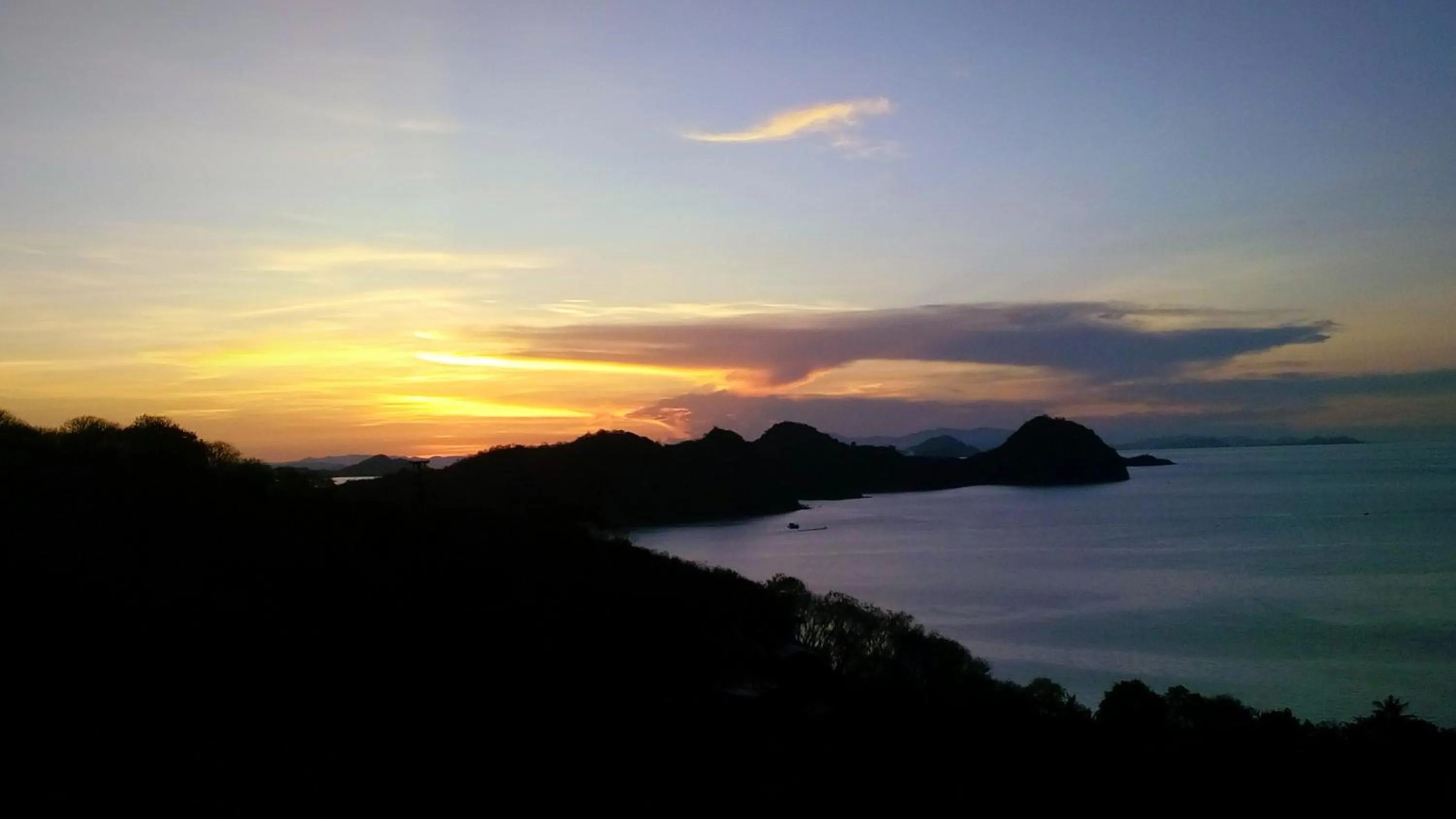 Deluxe Double or Twin Room with Balcony in Sunset Hill Hotel