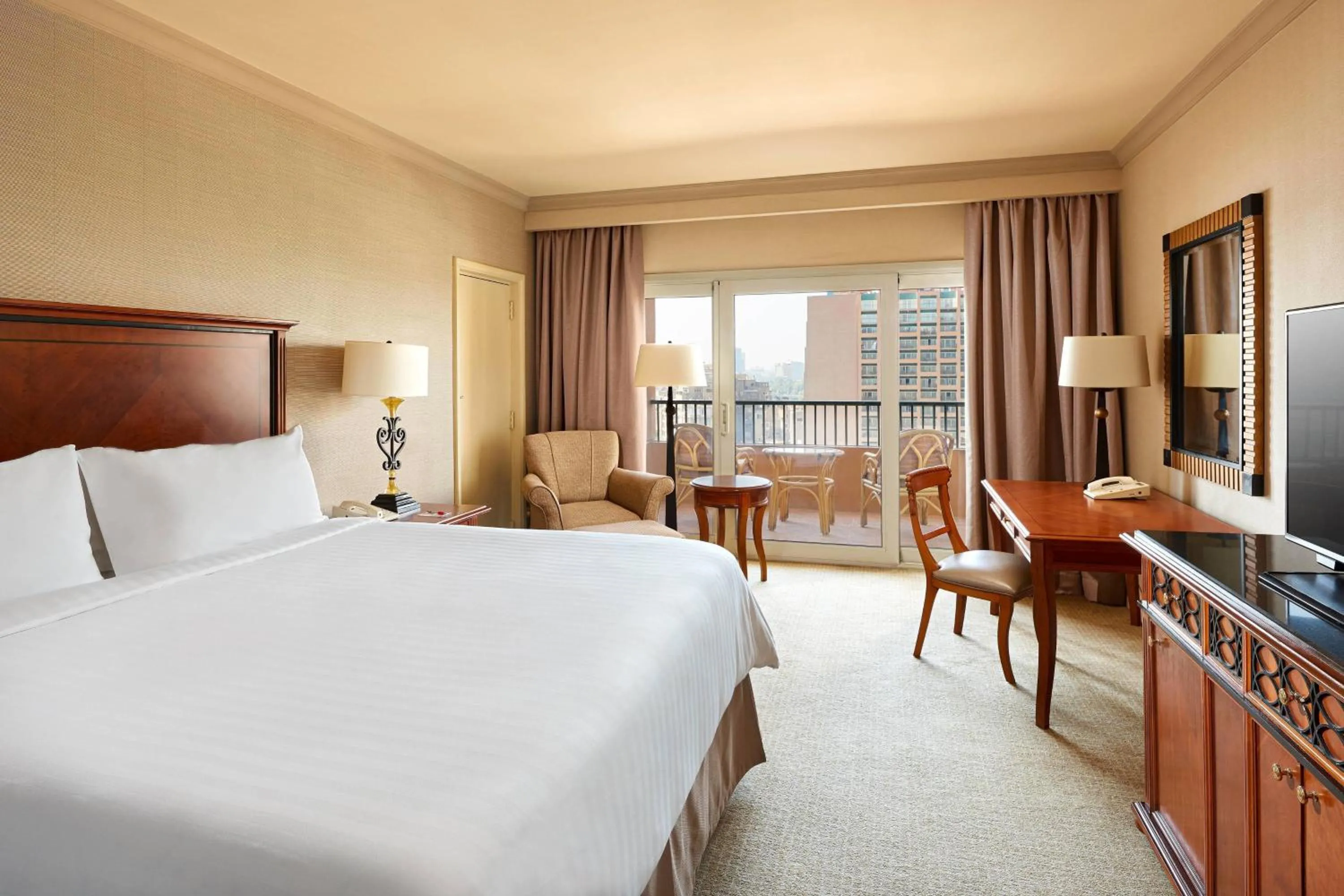 Photo of the whole room, Bed in Cairo Marriott Hotel