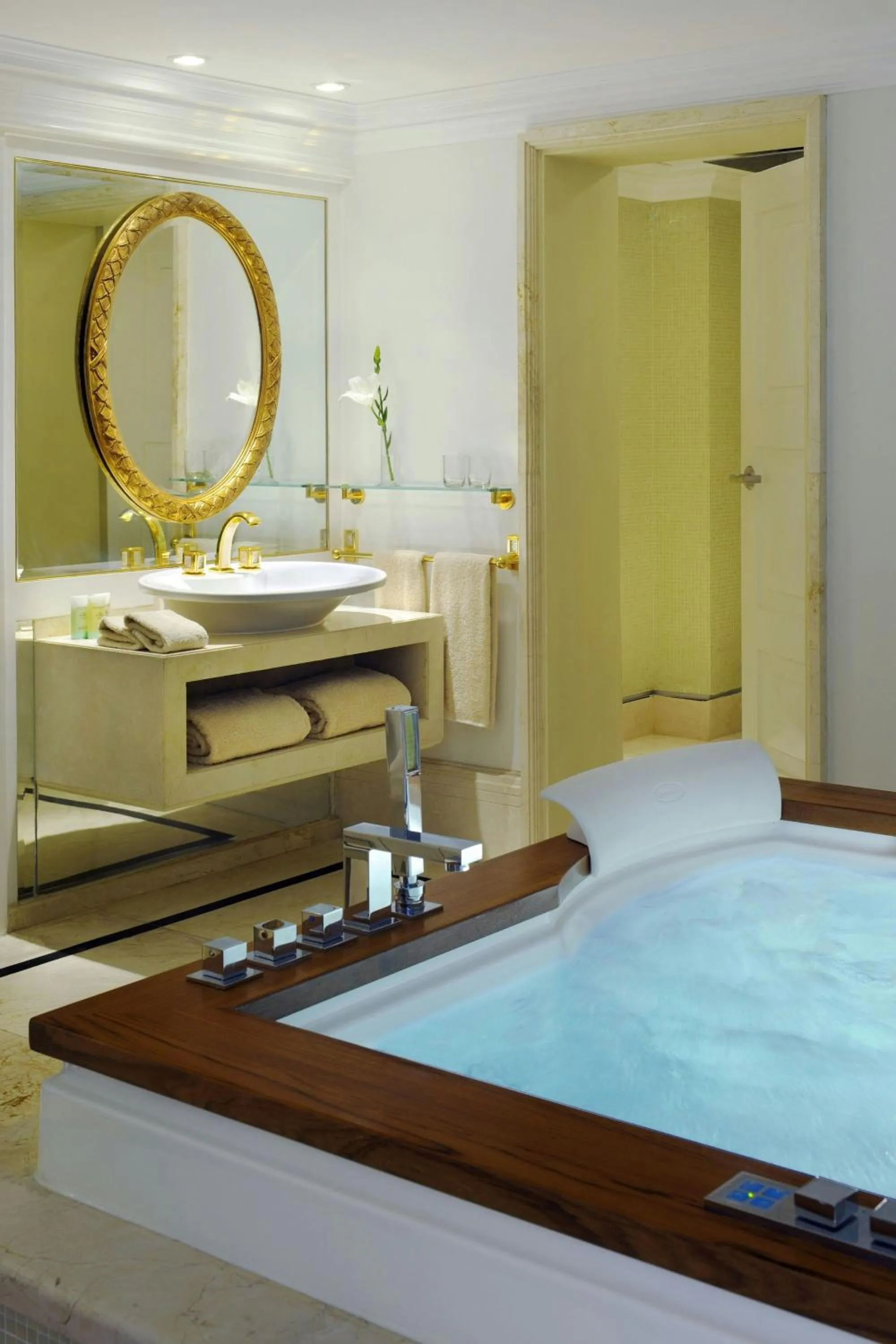 Bathroom in Cairo Marriott Hotel