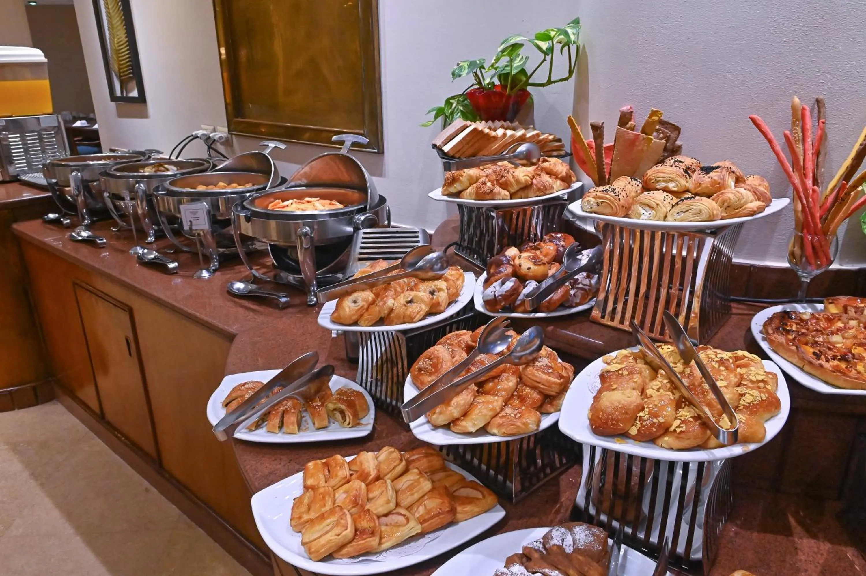 Restaurant/places to eat in Swiss Inn Nile Hotel