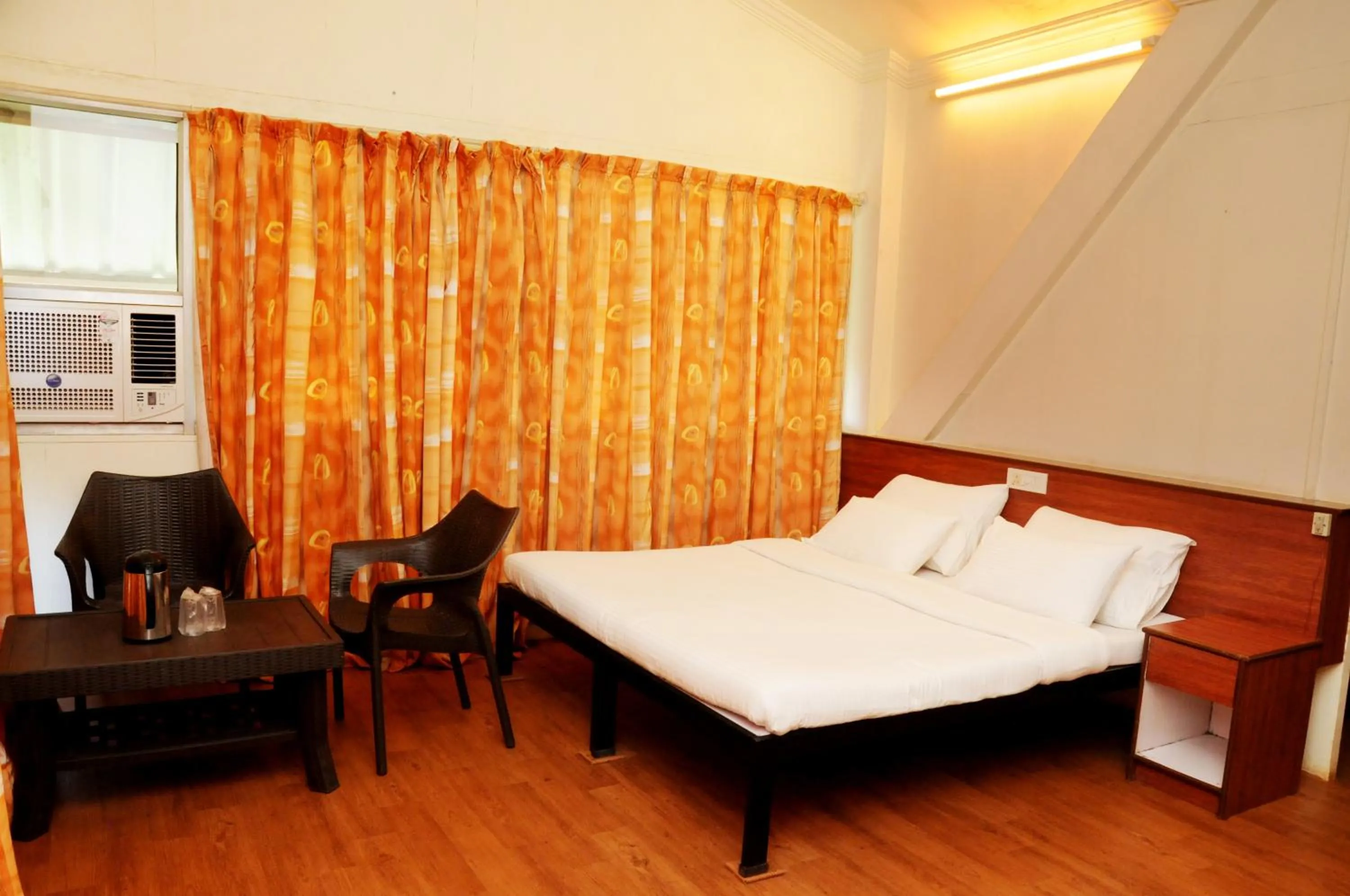 Photo of the whole room, Bed in Wind Chalet