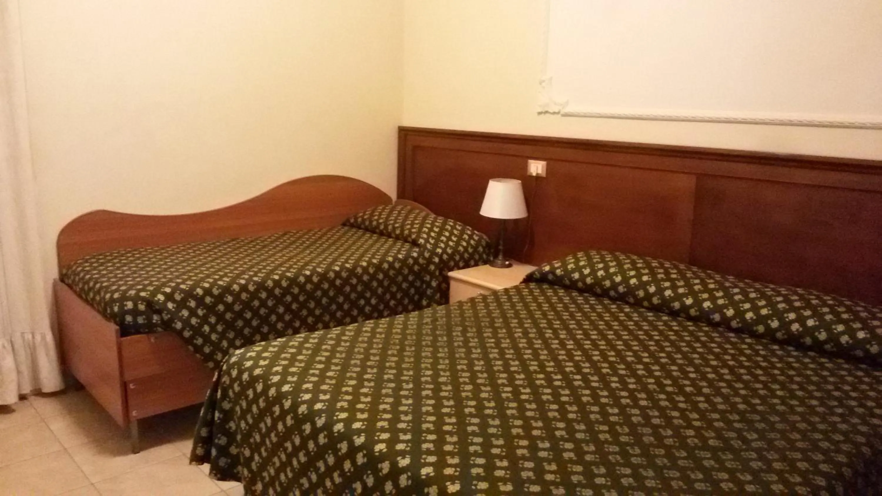 Photo of the whole room, Bed in Rosetta