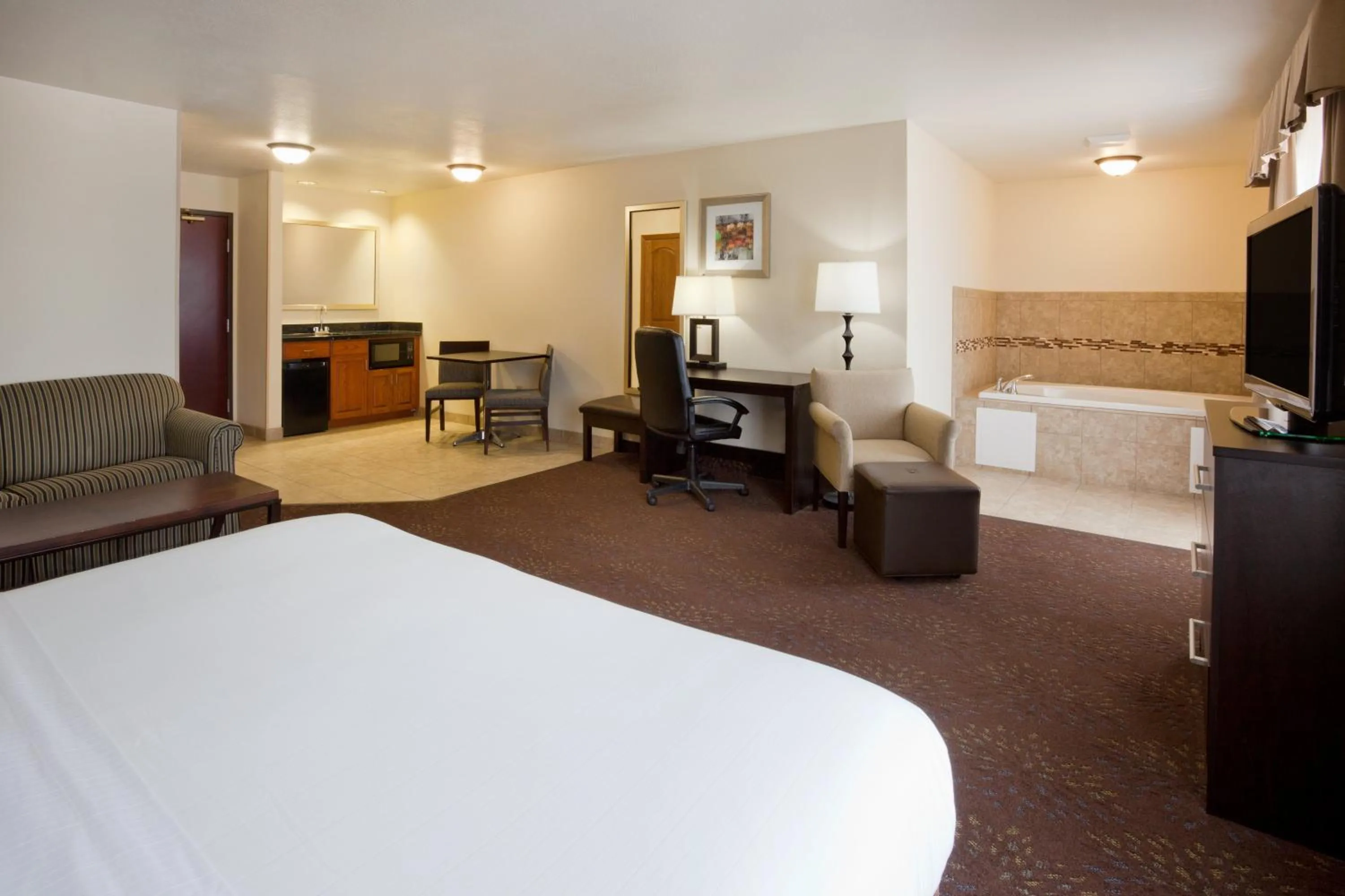 Photo of the whole room, Bed in Holiday Inn Express & Suites Aberdeen by IHG