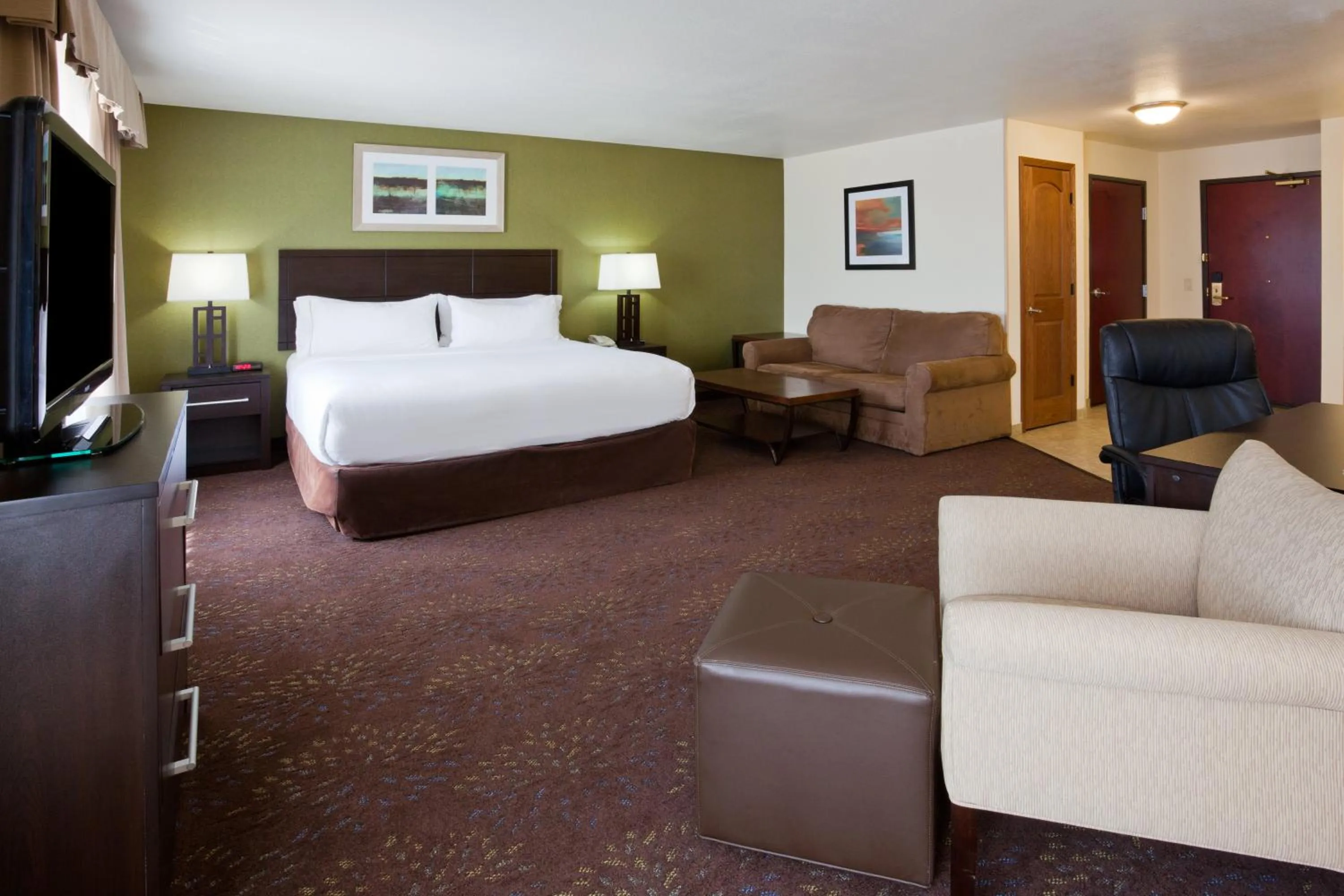 Photo of the whole room, Bed in Holiday Inn Express & Suites Aberdeen by IHG