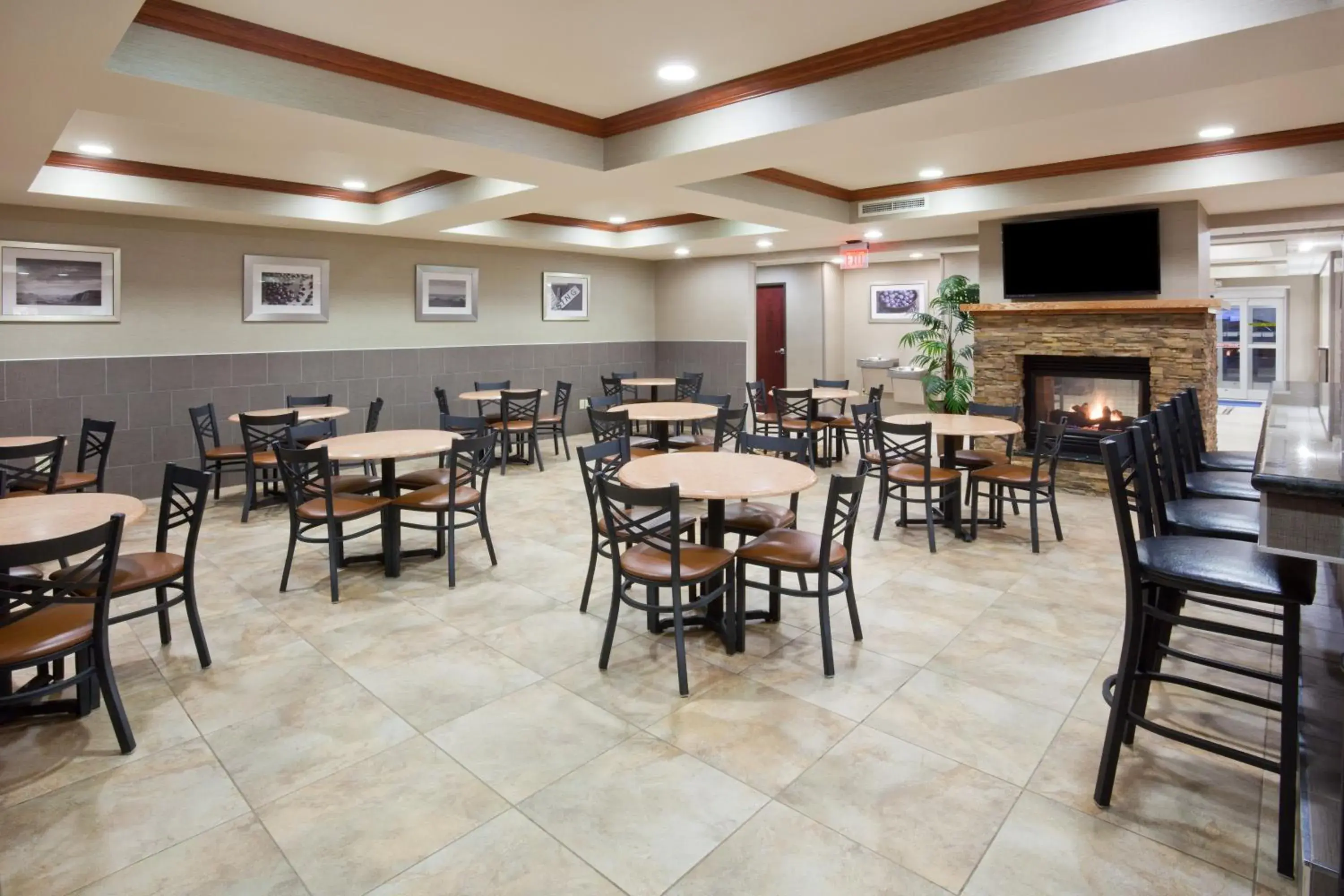 Breakfast in Holiday Inn Express & Suites Aberdeen by IHG Breakfast in Holiday Inn Express & Suites Aberdeen by IHG