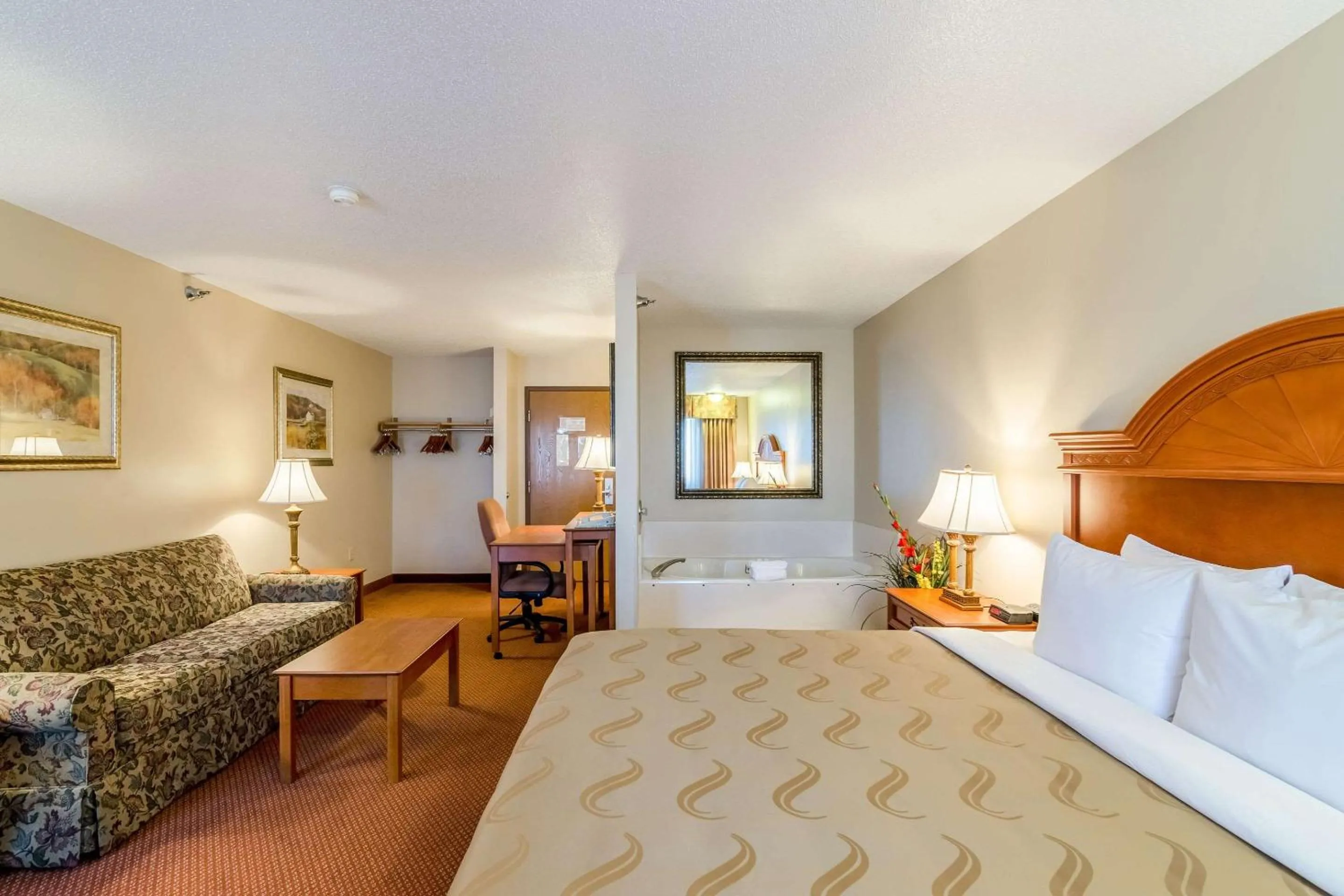 Bedroom, Bed in Quality Inn Alliance