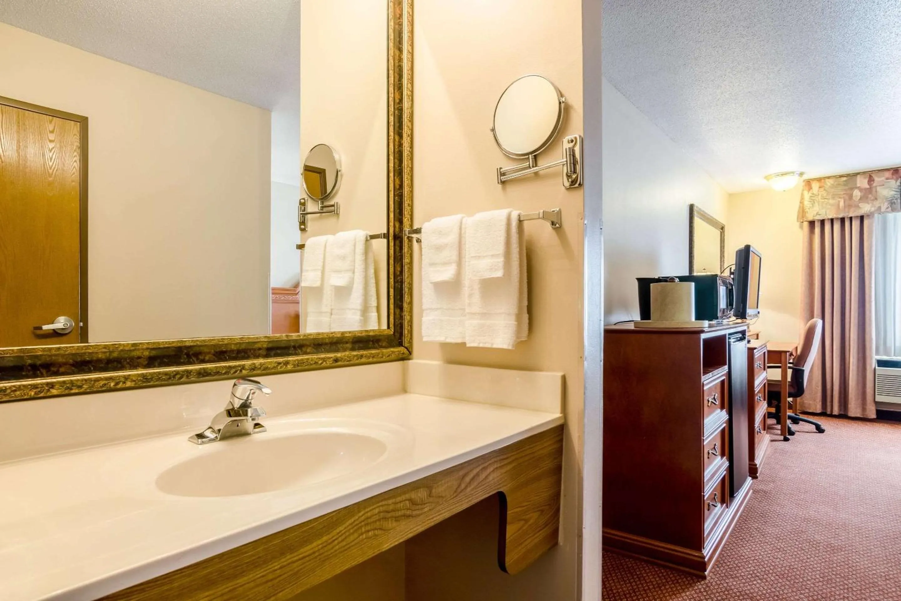 Bedroom in Quality Inn Alliance