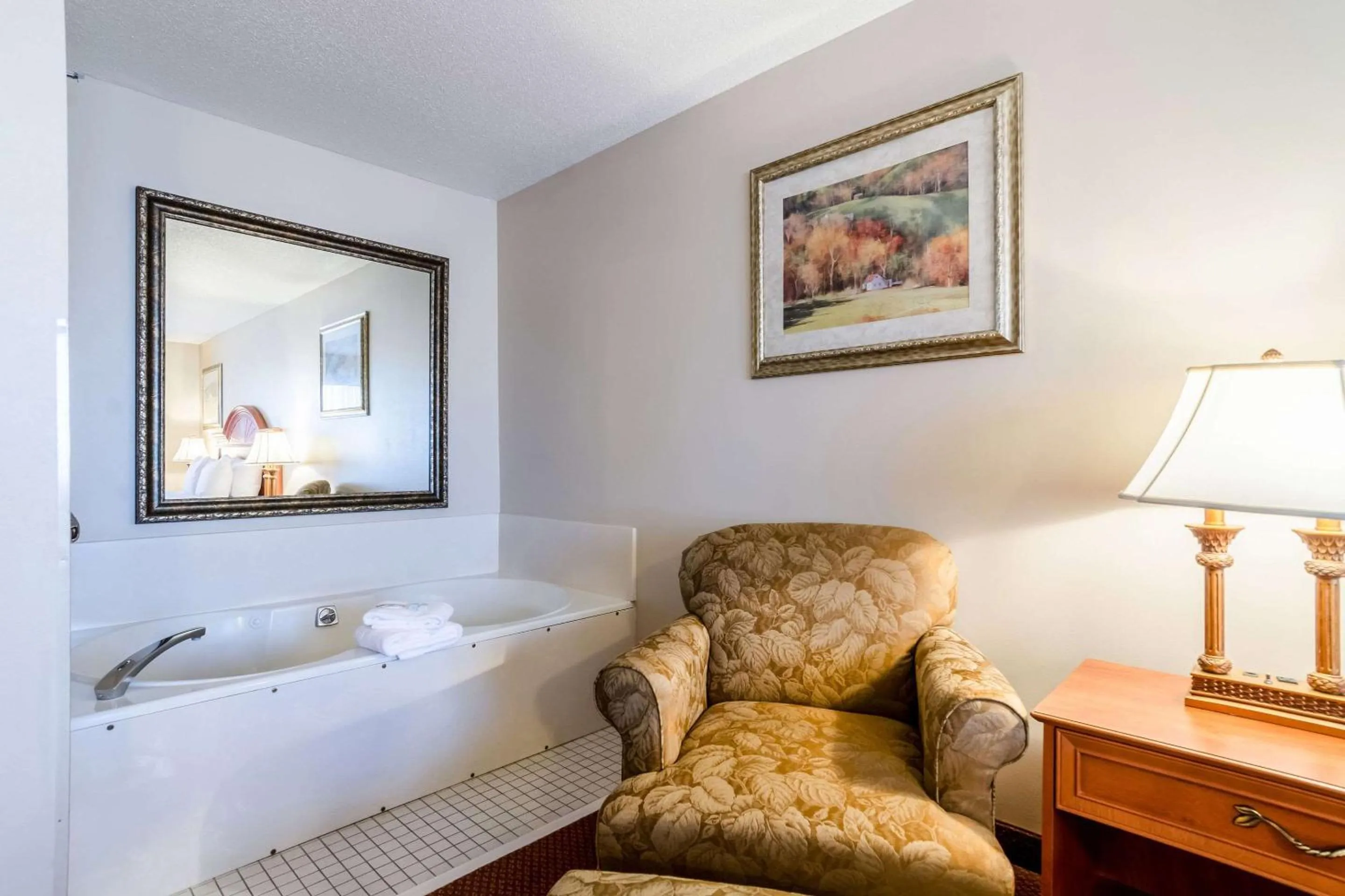 Bedroom, Bed in Quality Inn Alliance