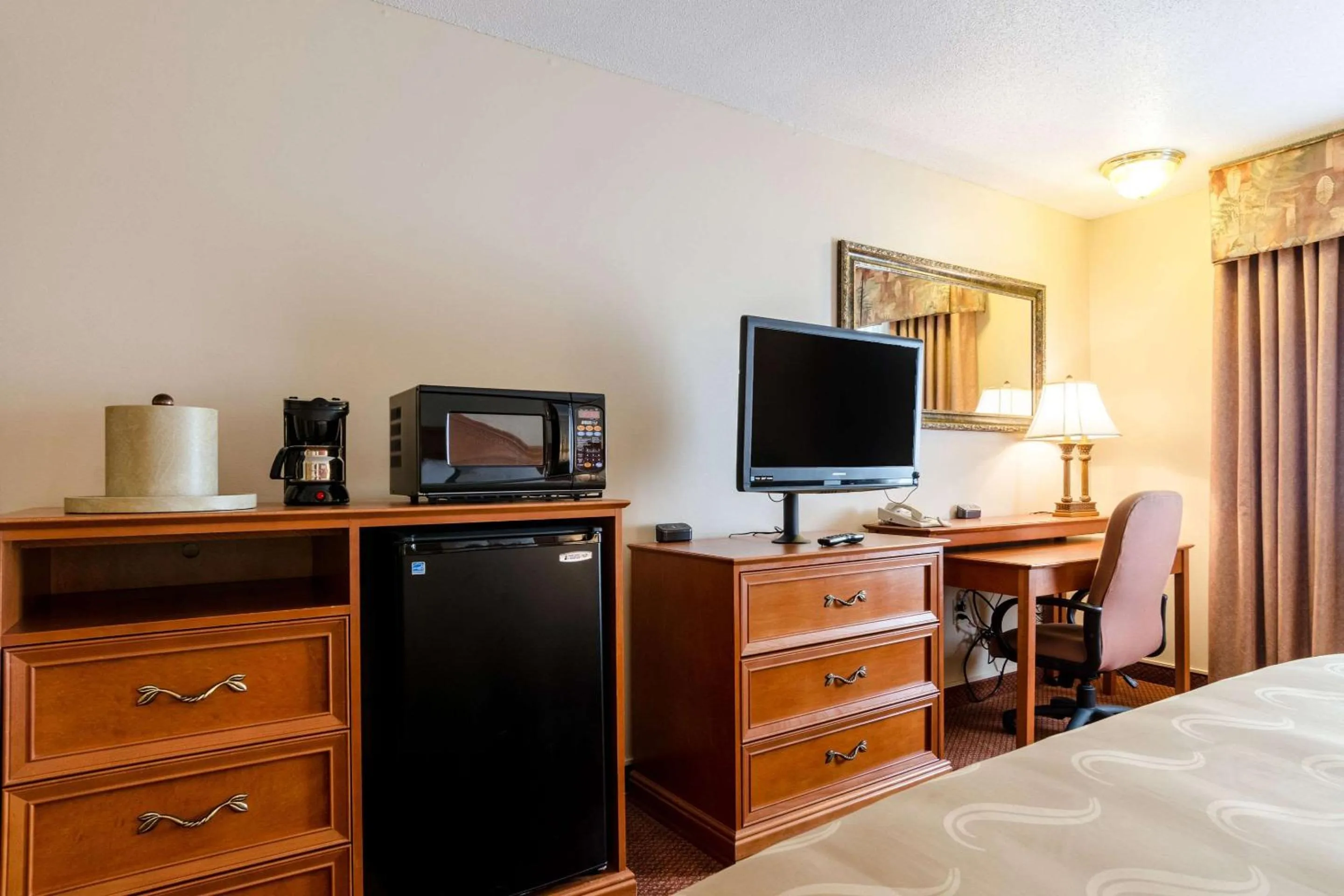 Bedroom, Bed in Quality Inn Alliance