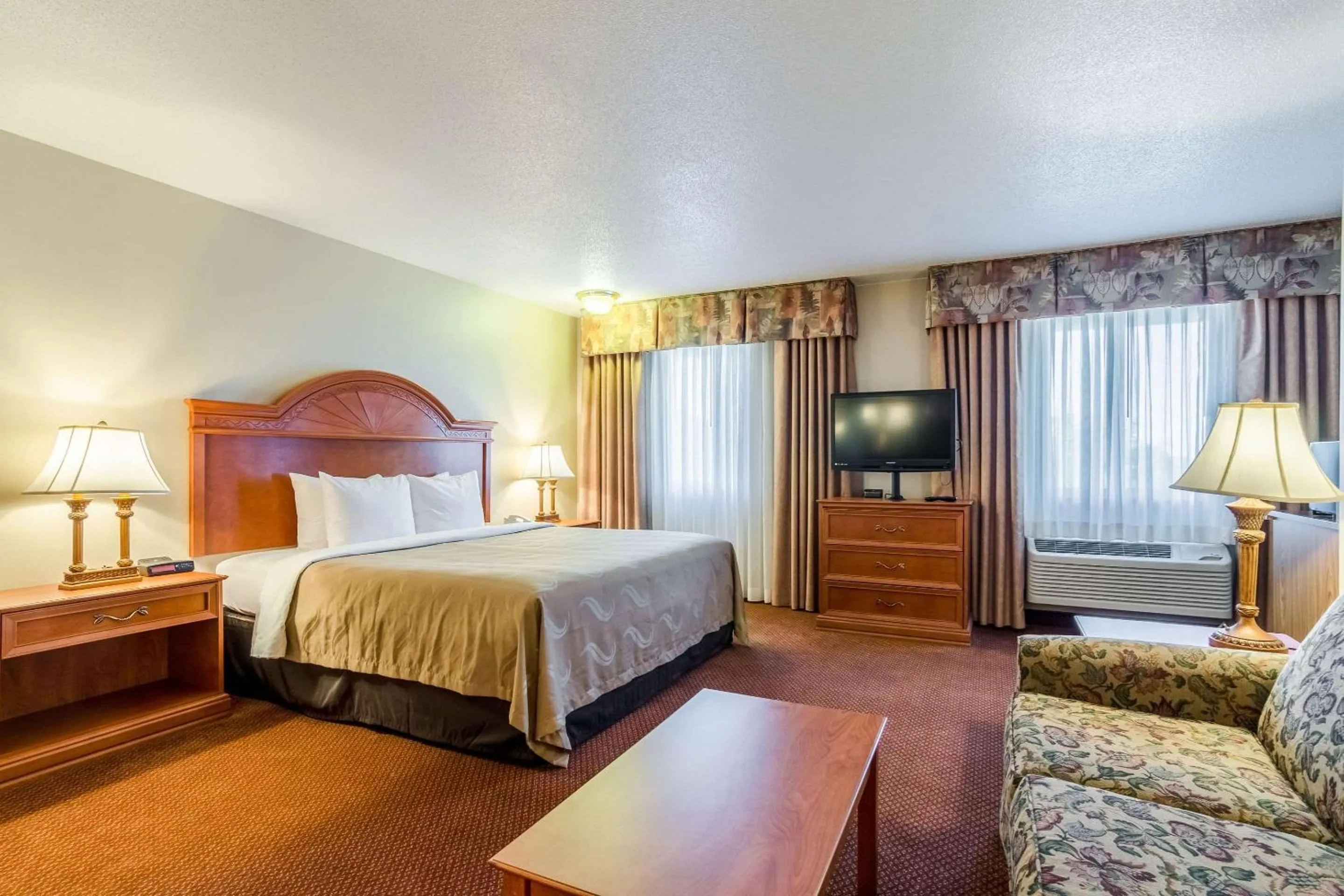 Bedroom, Bed in Quality Inn Alliance