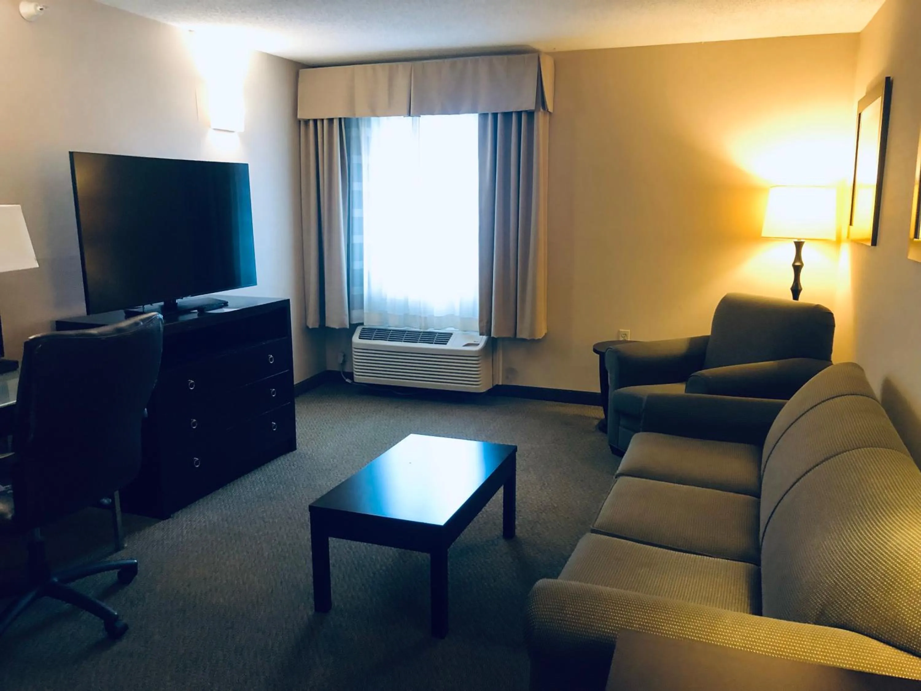 Seating area in Wingate by Wyndham Ashland