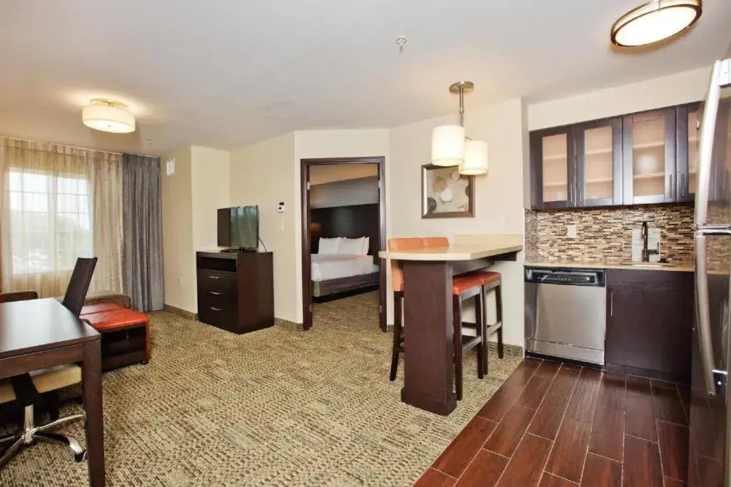 Kitchen or kitchenette, Bed in Staybridge Suites Austin South Interstate Hwy 35 by IHG Kitchen or kitchenette, Bed in Staybridge Suites Austin South Interstate Hwy 35 by IHG