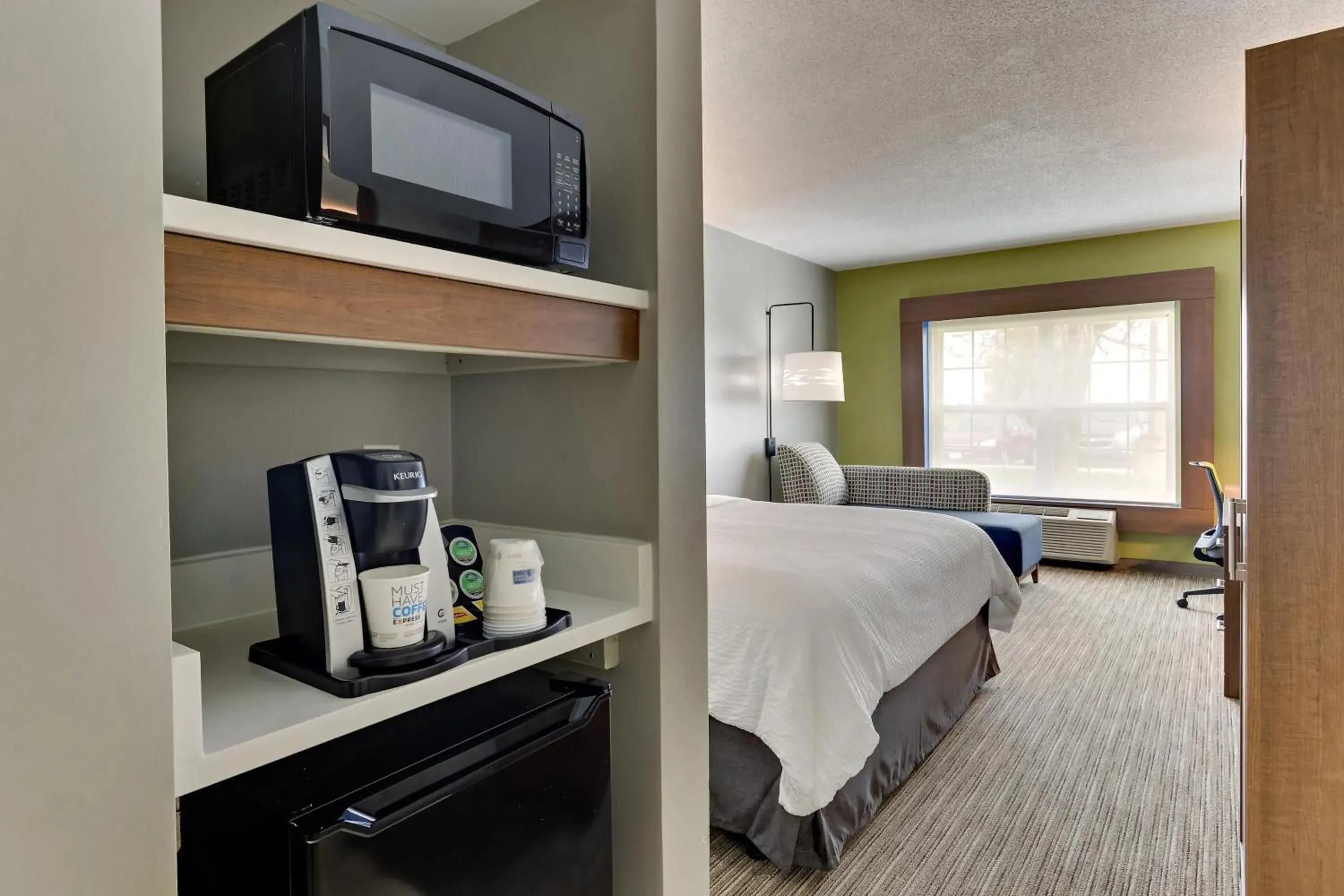 Coffee/tea facilities, Bed in Holiday Inn Express & Suites Bad Axe by IHG Coffee/tea facilities, Bed in Holiday Inn Express & Suites Bad Axe by IHG