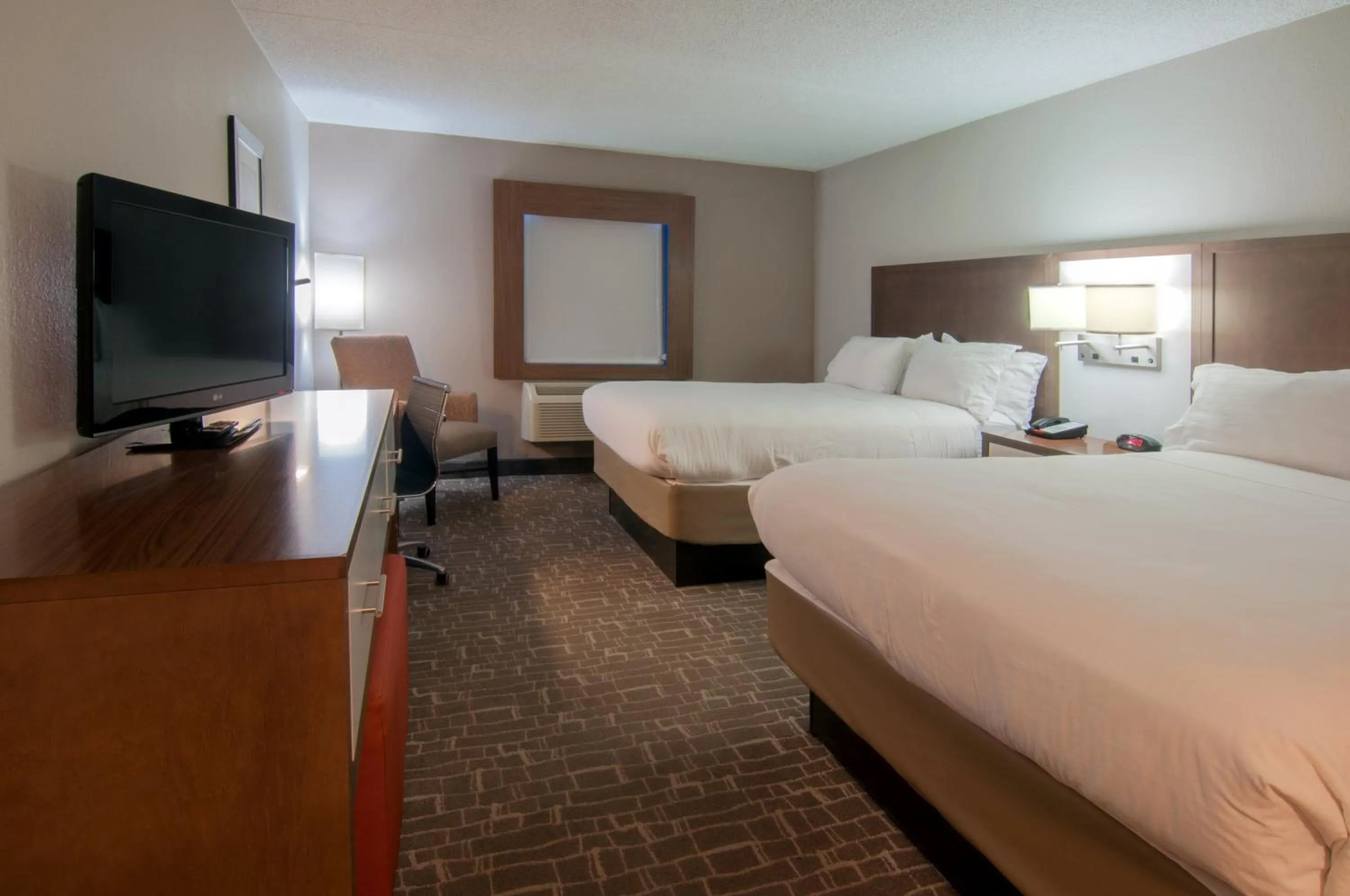 Photo of the whole room, Bed in Holiday Inn Express & Suites Nashville-I-40 & I-24(Spence Lane) by IHG