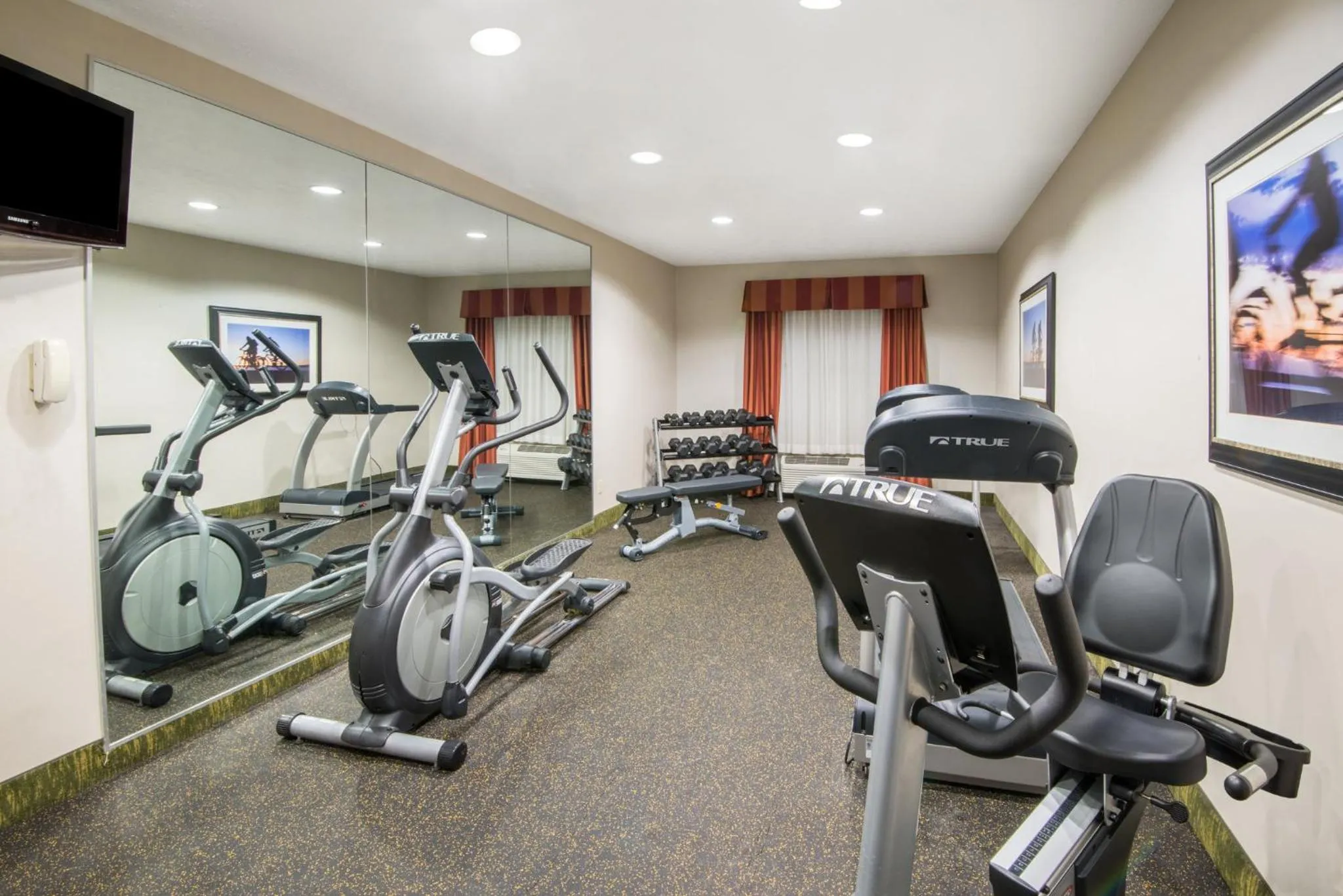 Fitness centre/facilities in Holiday Inn Express Cleveland Airport - Brook Park by IHG