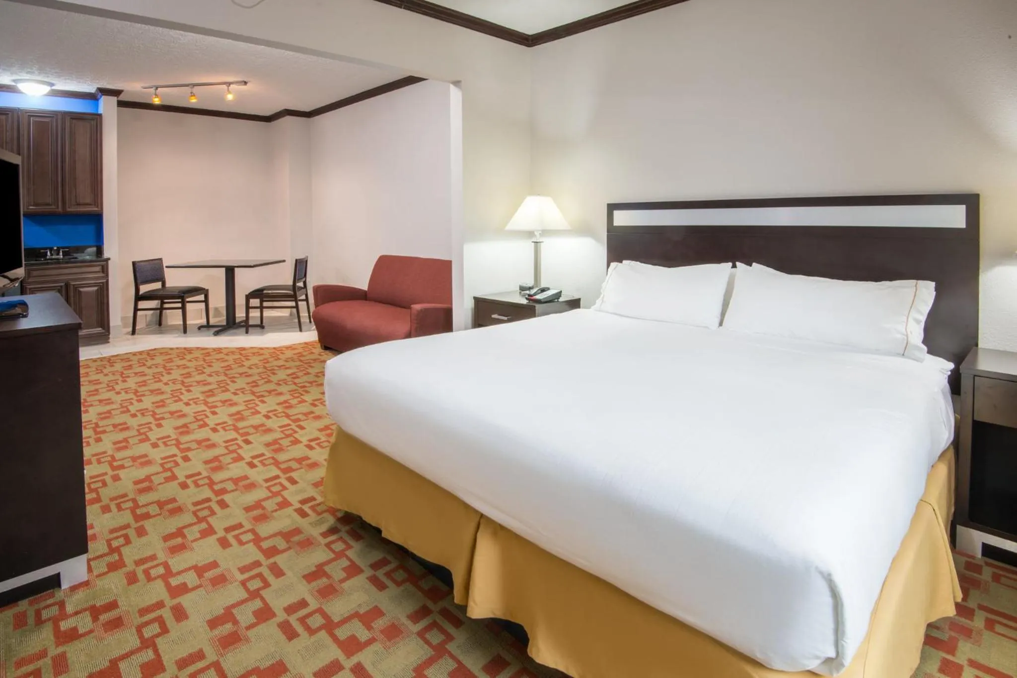 Bed in Holiday Inn Express Cleveland Airport - Brook Park by IHG